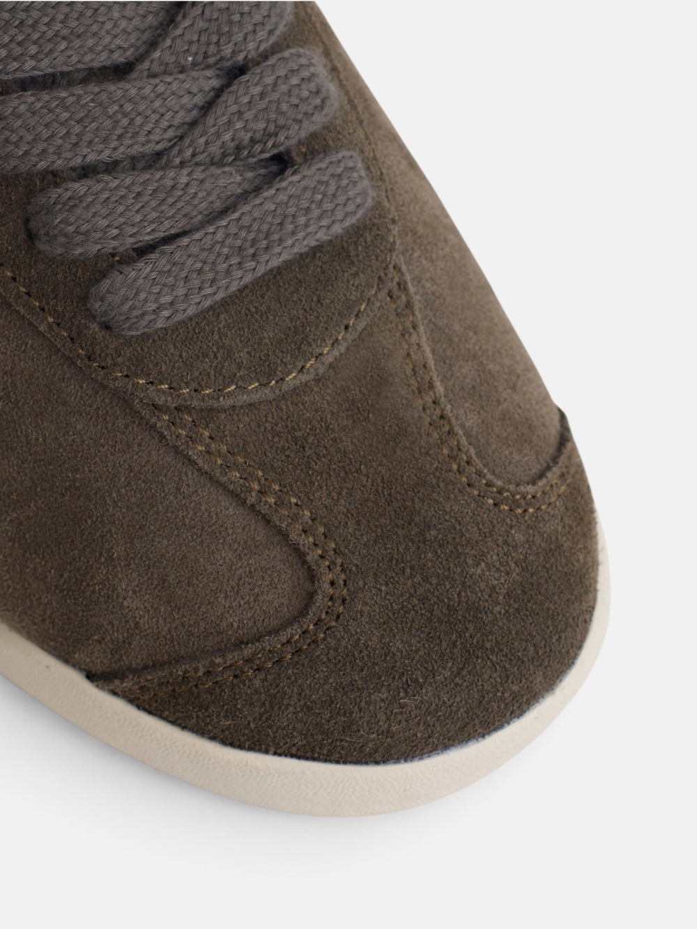 Zapatilla serraje logo perforado marron