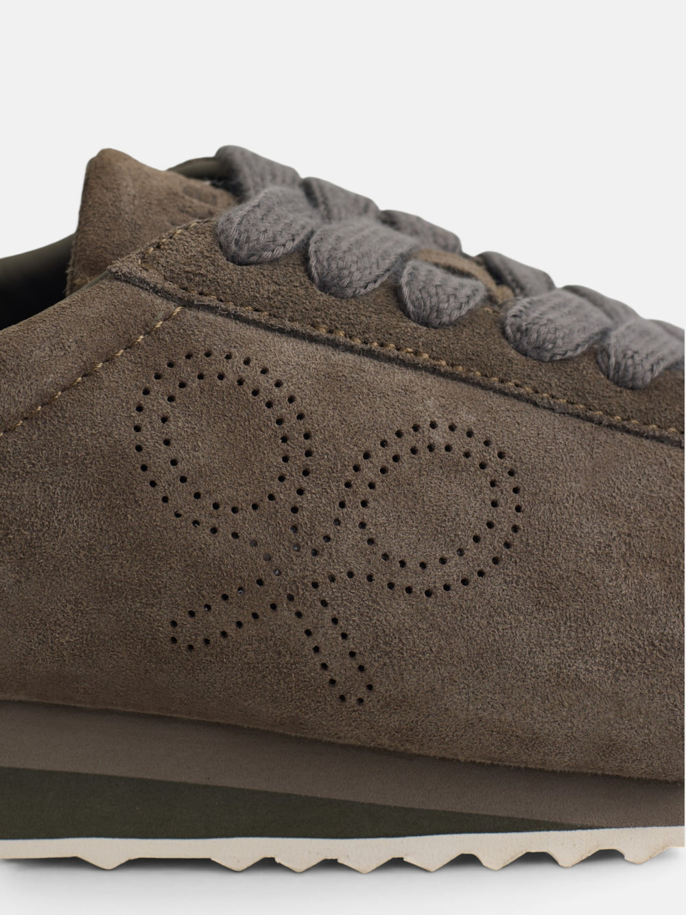 Zapatilla serraje logo perforado marron