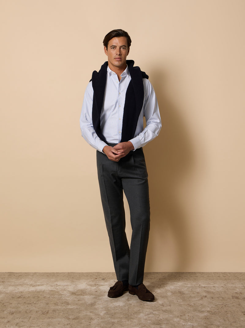 Pantalon unique pinzas liso gris