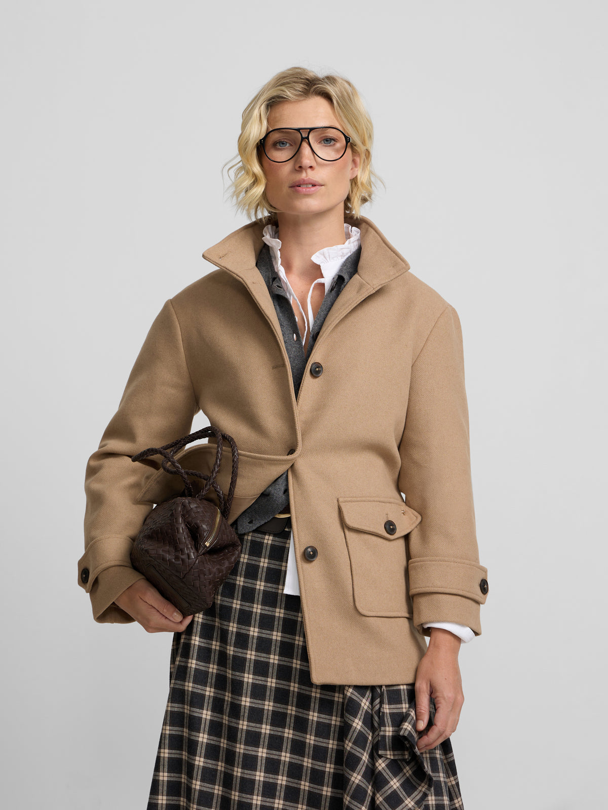 Manteau court en laine camel