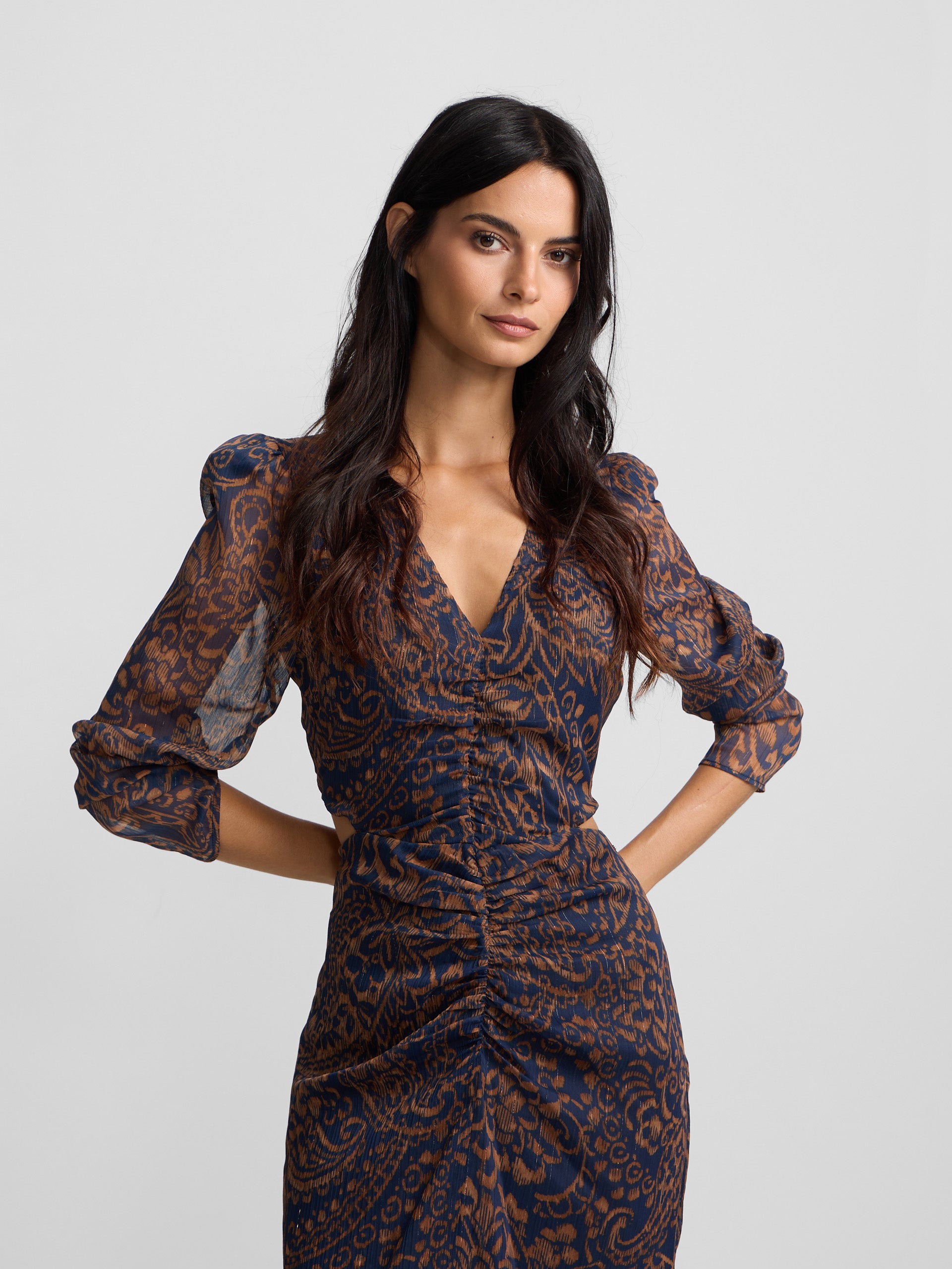 Vestido cut out estampado cachemir azul