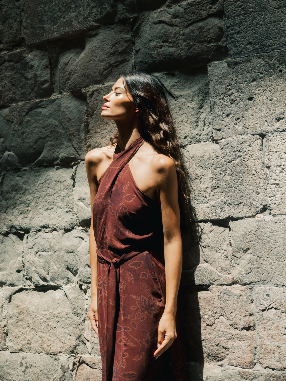 Vestido estampado castanho com decote halter