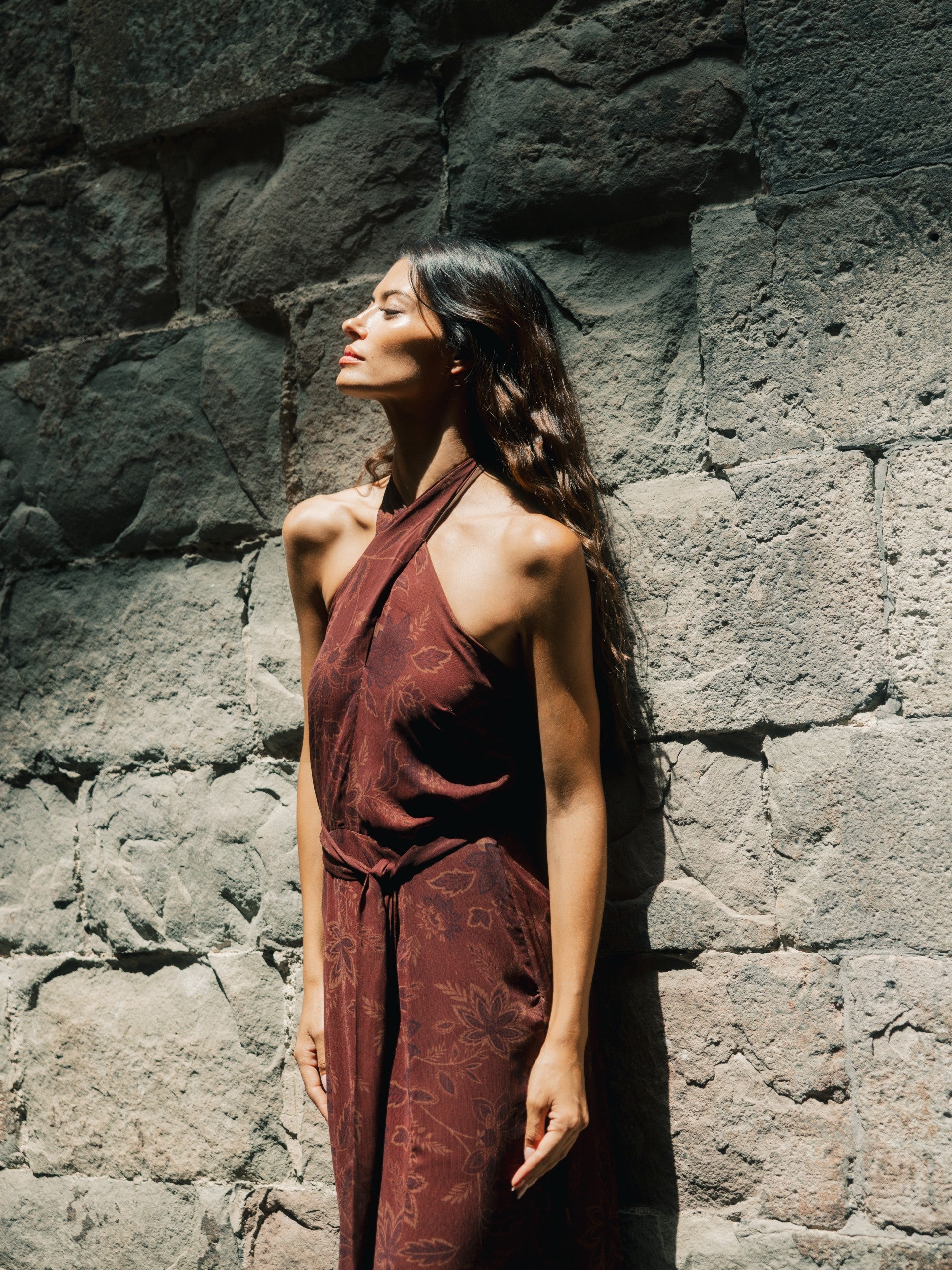 Vestido cuello halter estampado marron