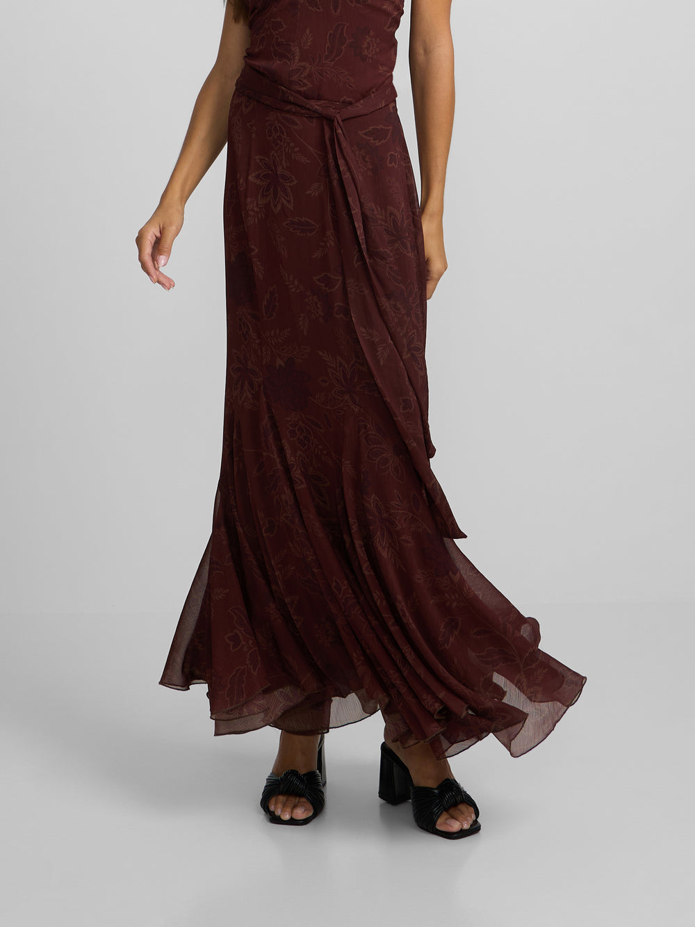 Vestido estampado castanho com decote halter