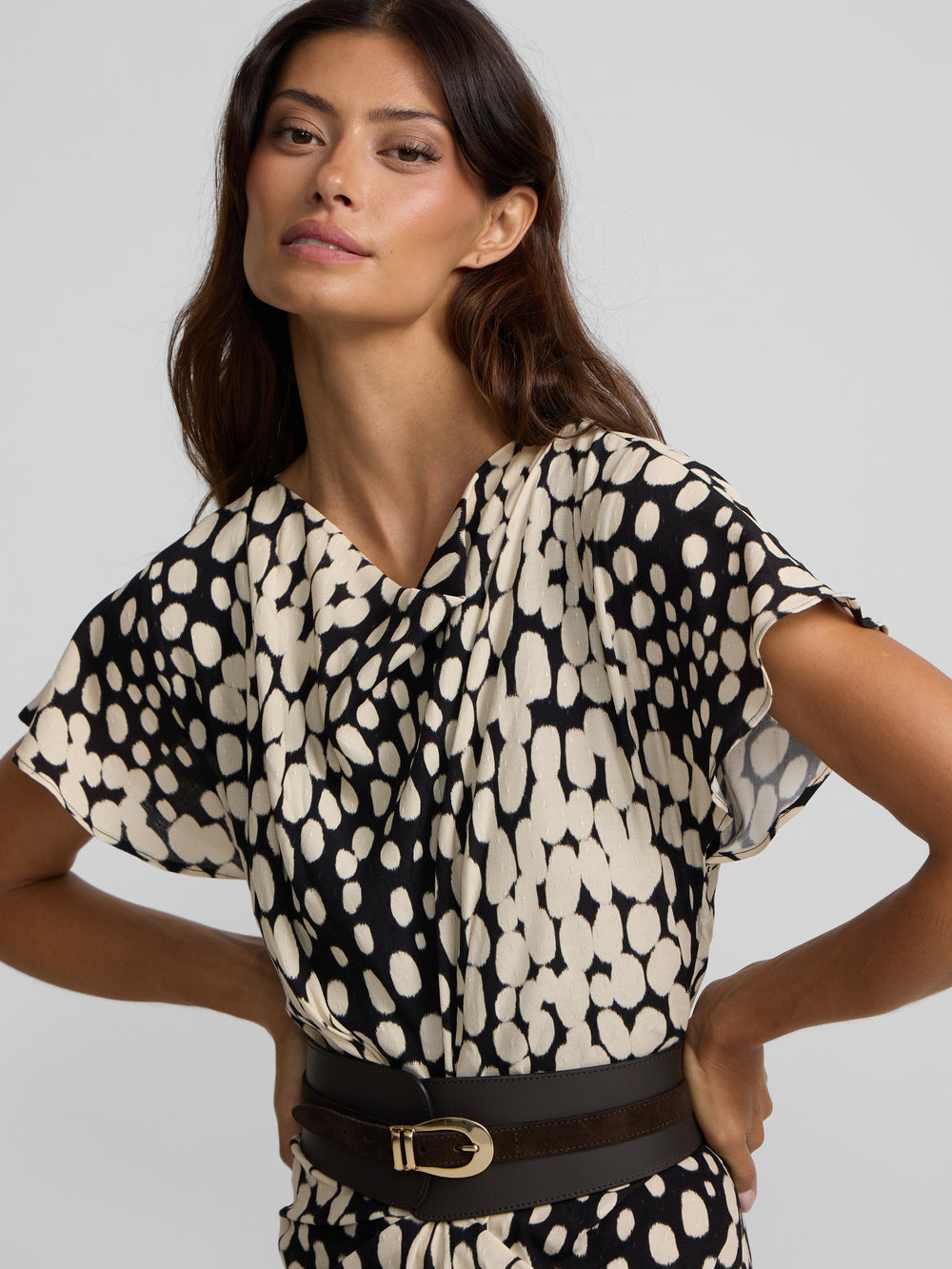 Robe midi drapée à pois blanc et noir