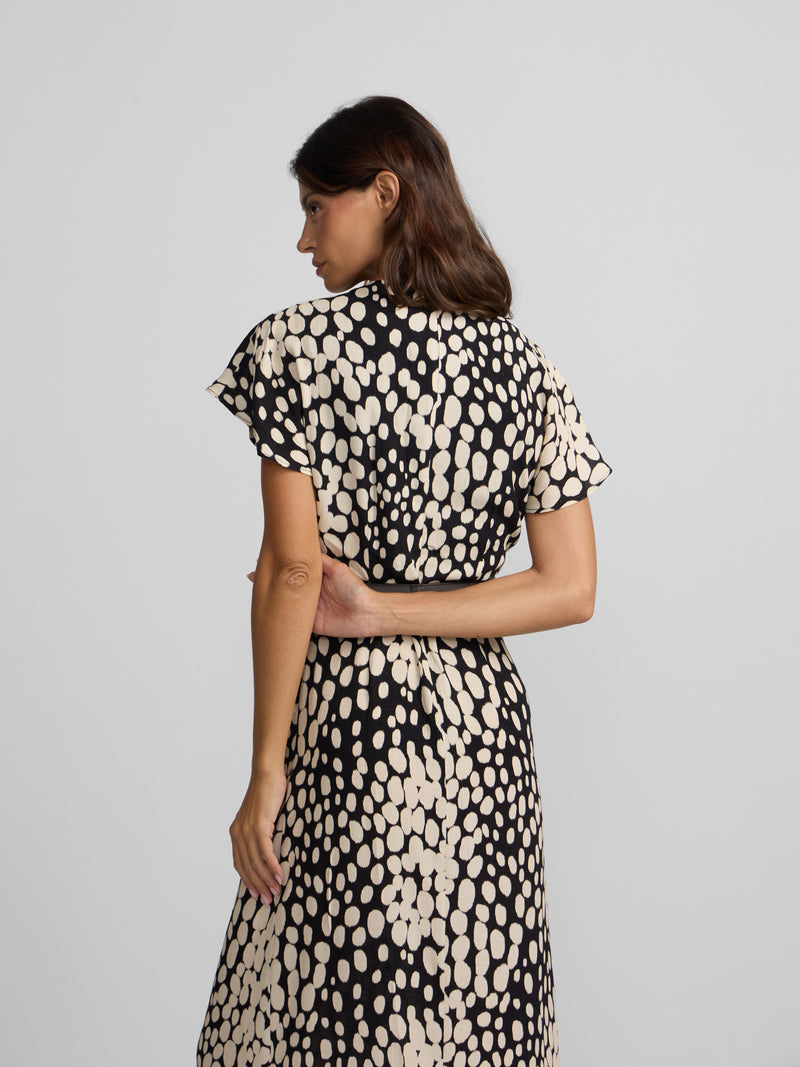 Robe midi drapée à pois blanc et noir