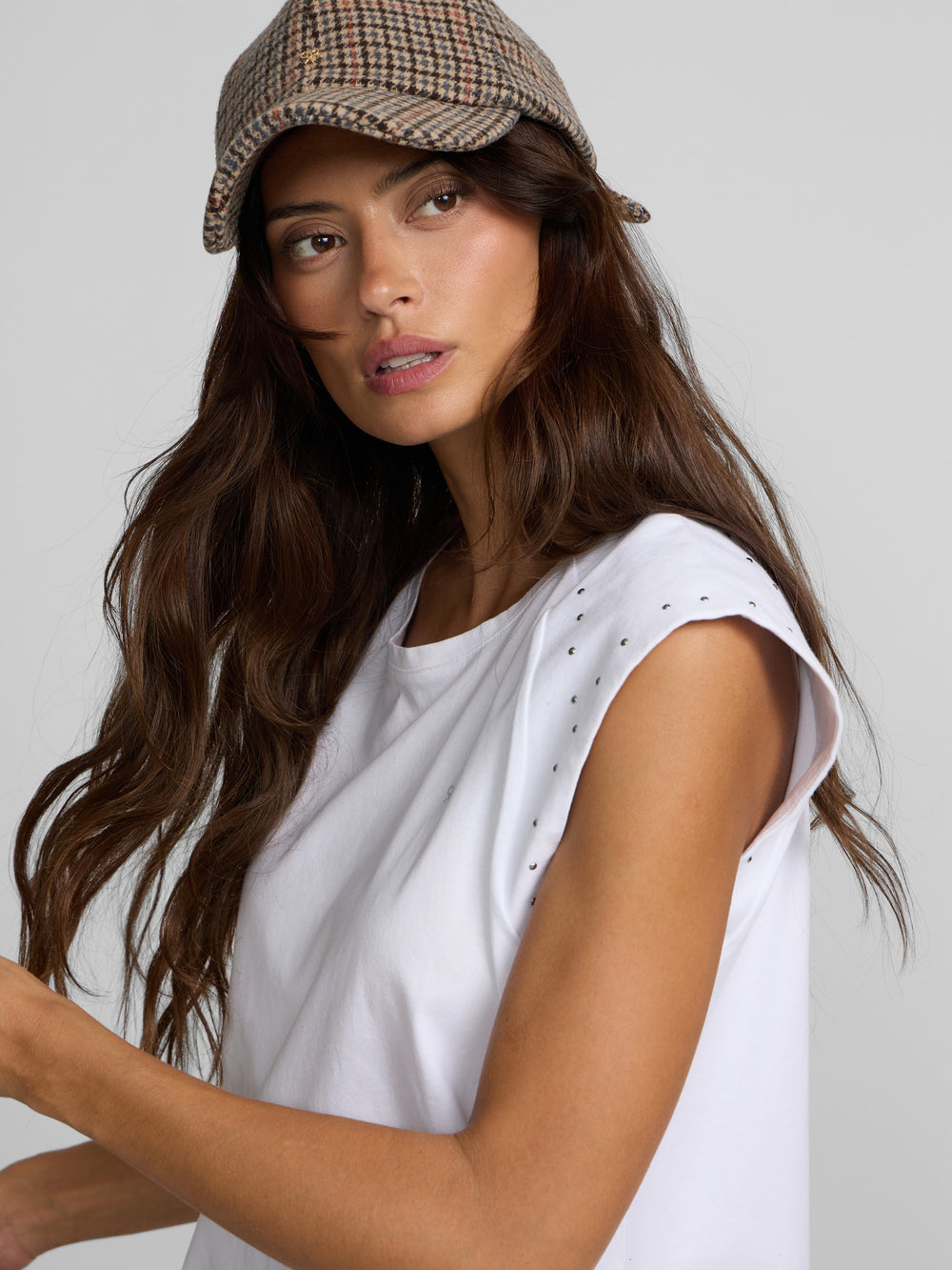 T-shirt femme épaulettes détail clous blanc