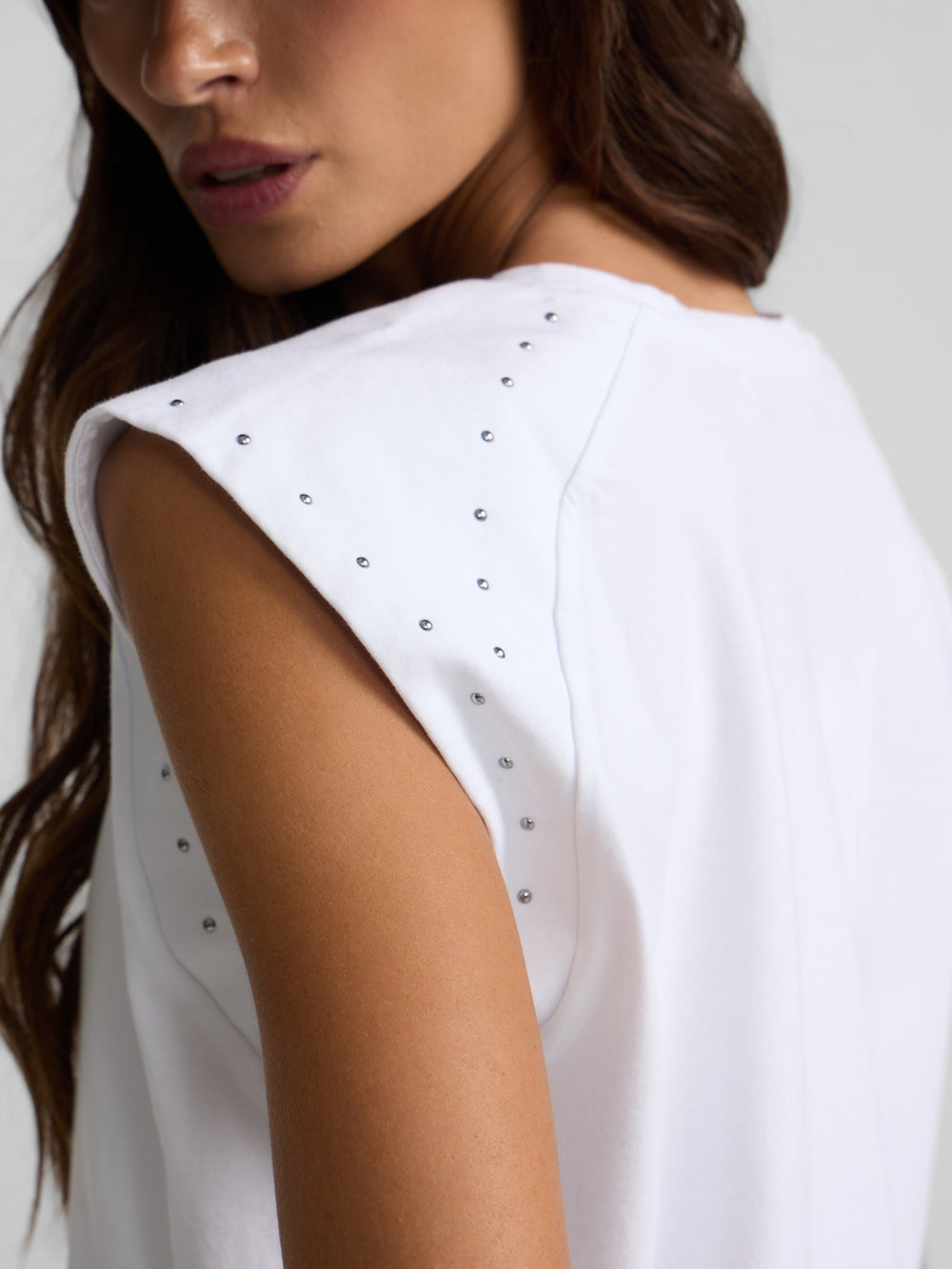 T-shirt femme épaulettes détail clous blanc