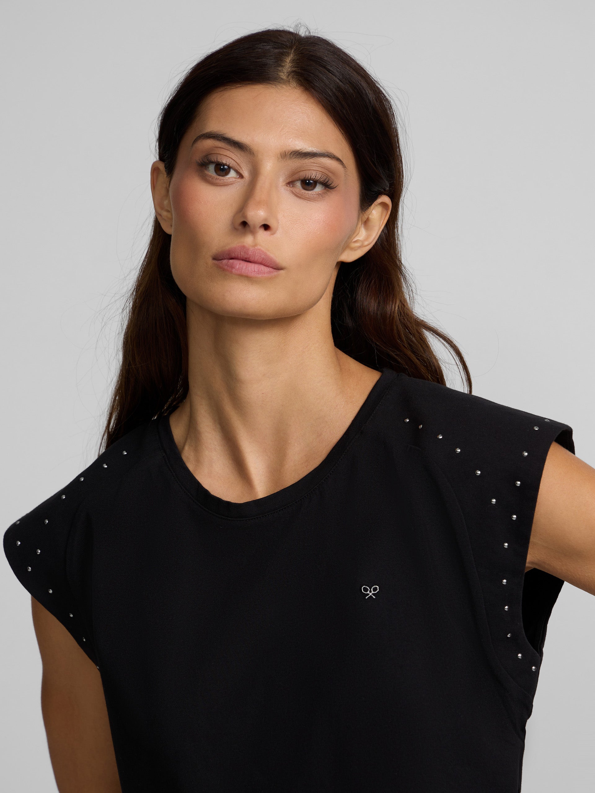 Camiseta woman hombreras detalle tachuelas negra