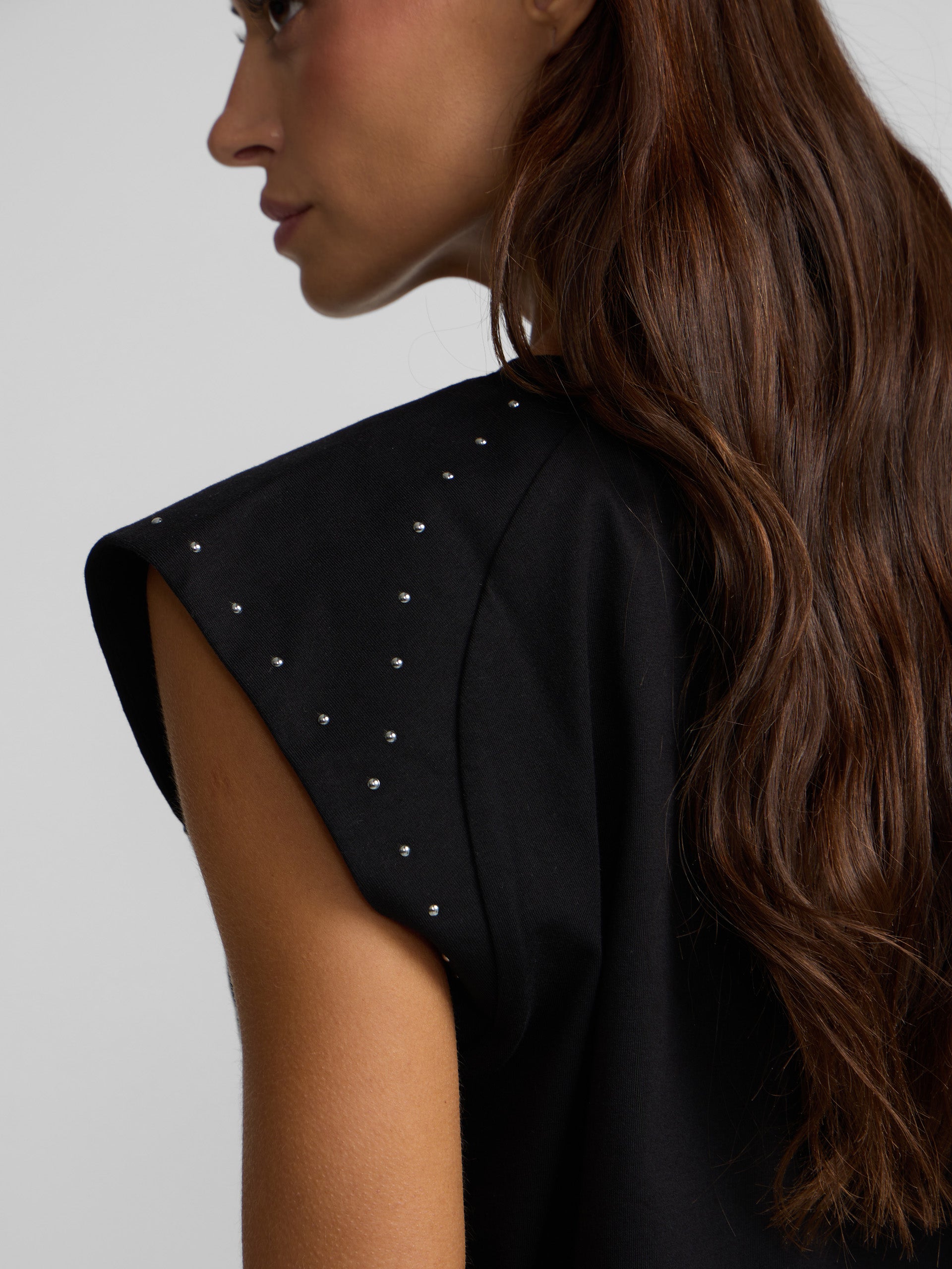 Camiseta woman hombreras detalle tachuelas negra