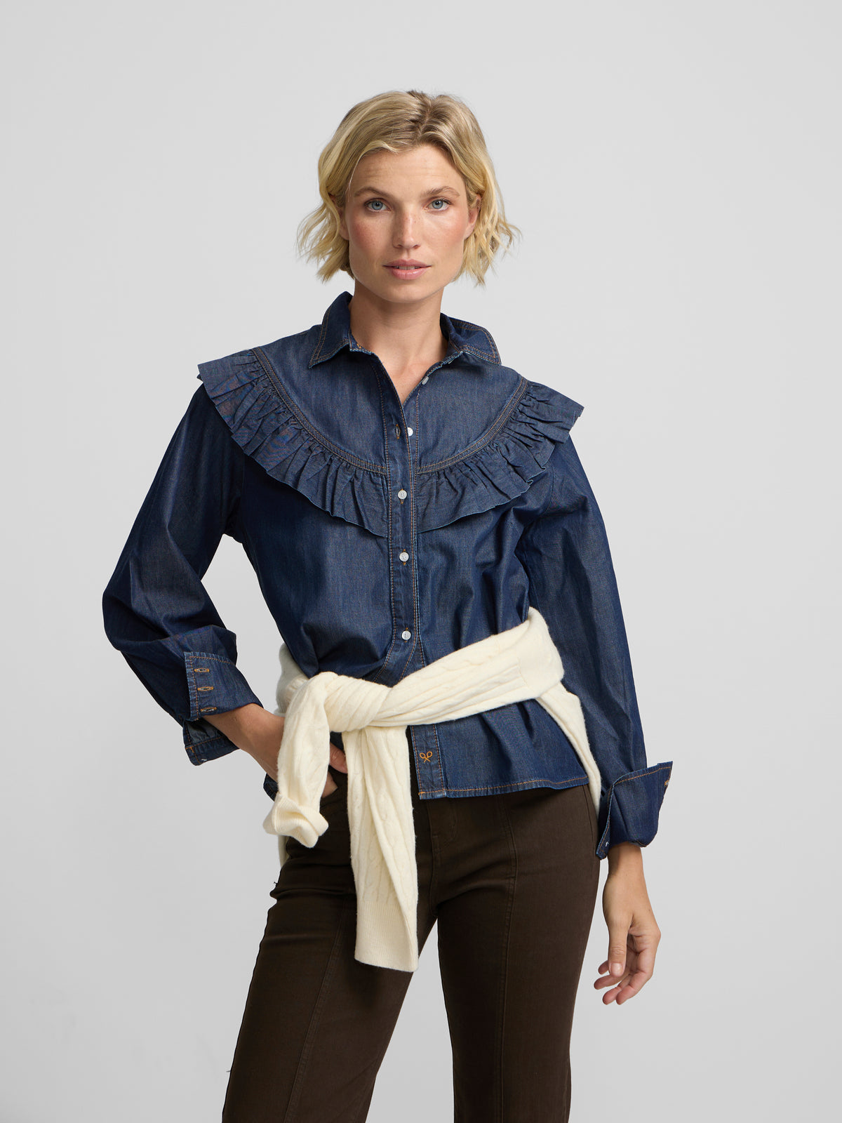 Chemise en denim bleu à volants