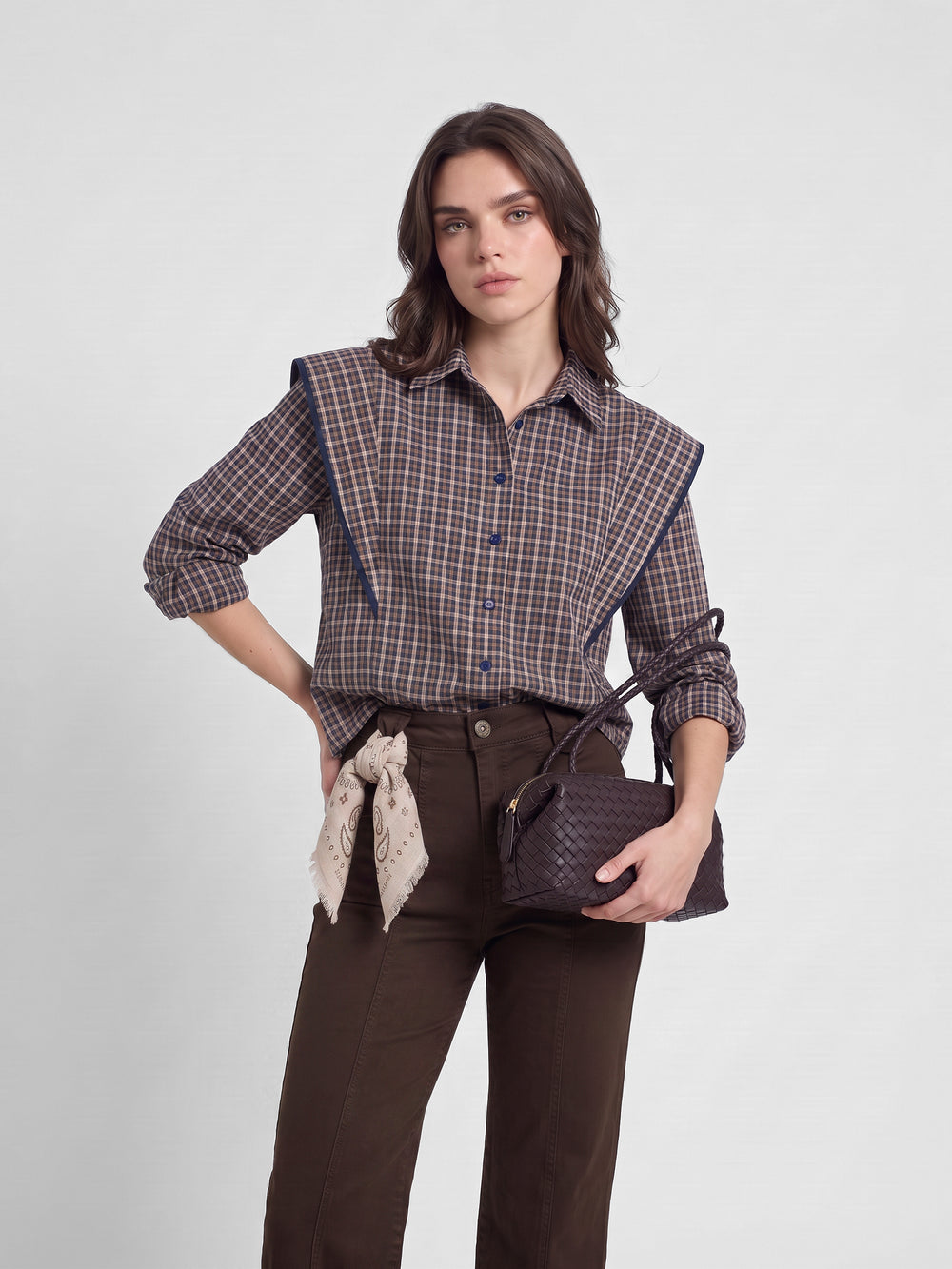 Chemise structurée à carreaux bleus et marron