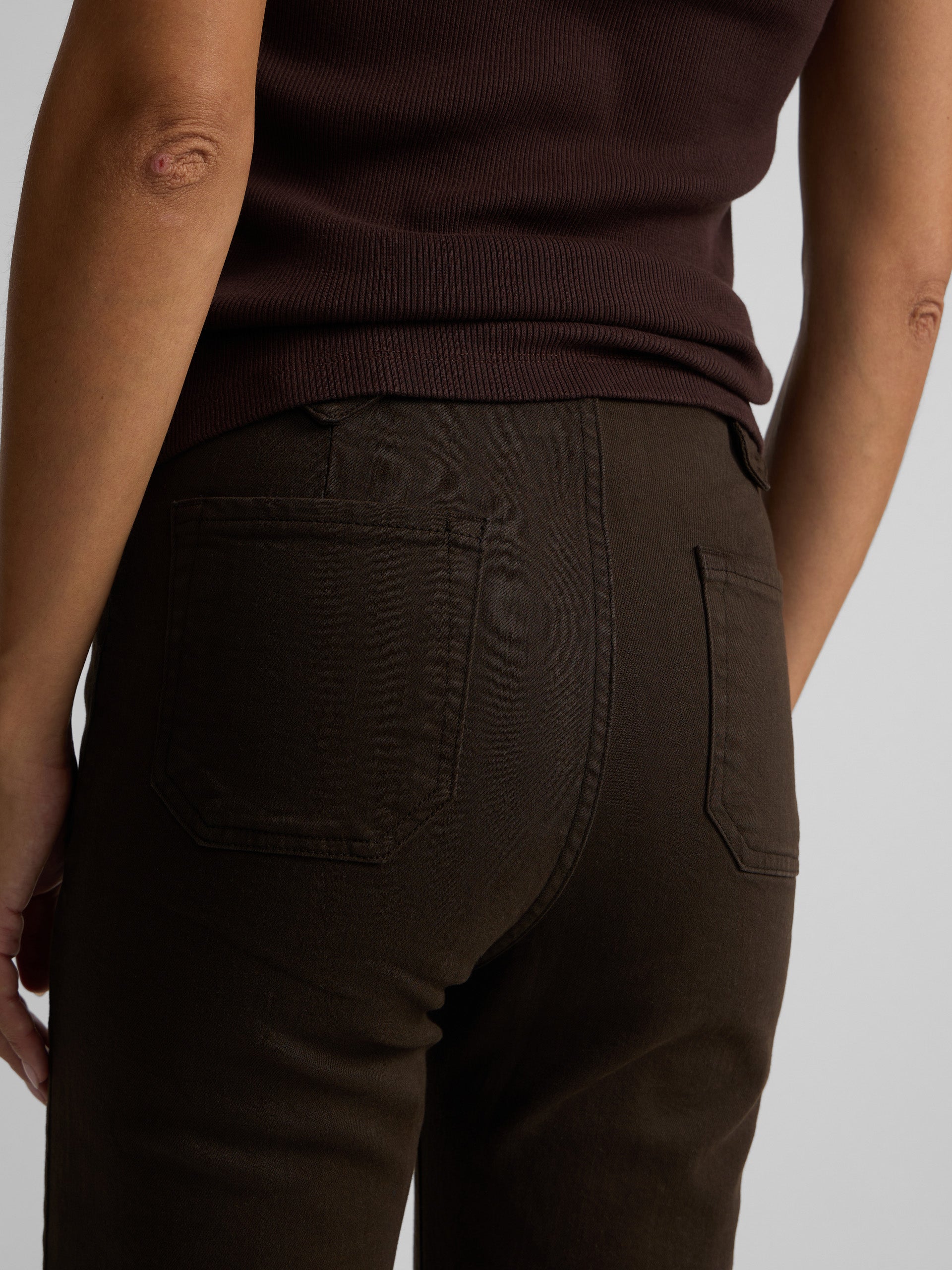 Pantalon en denim droit avec détails de boucles marron