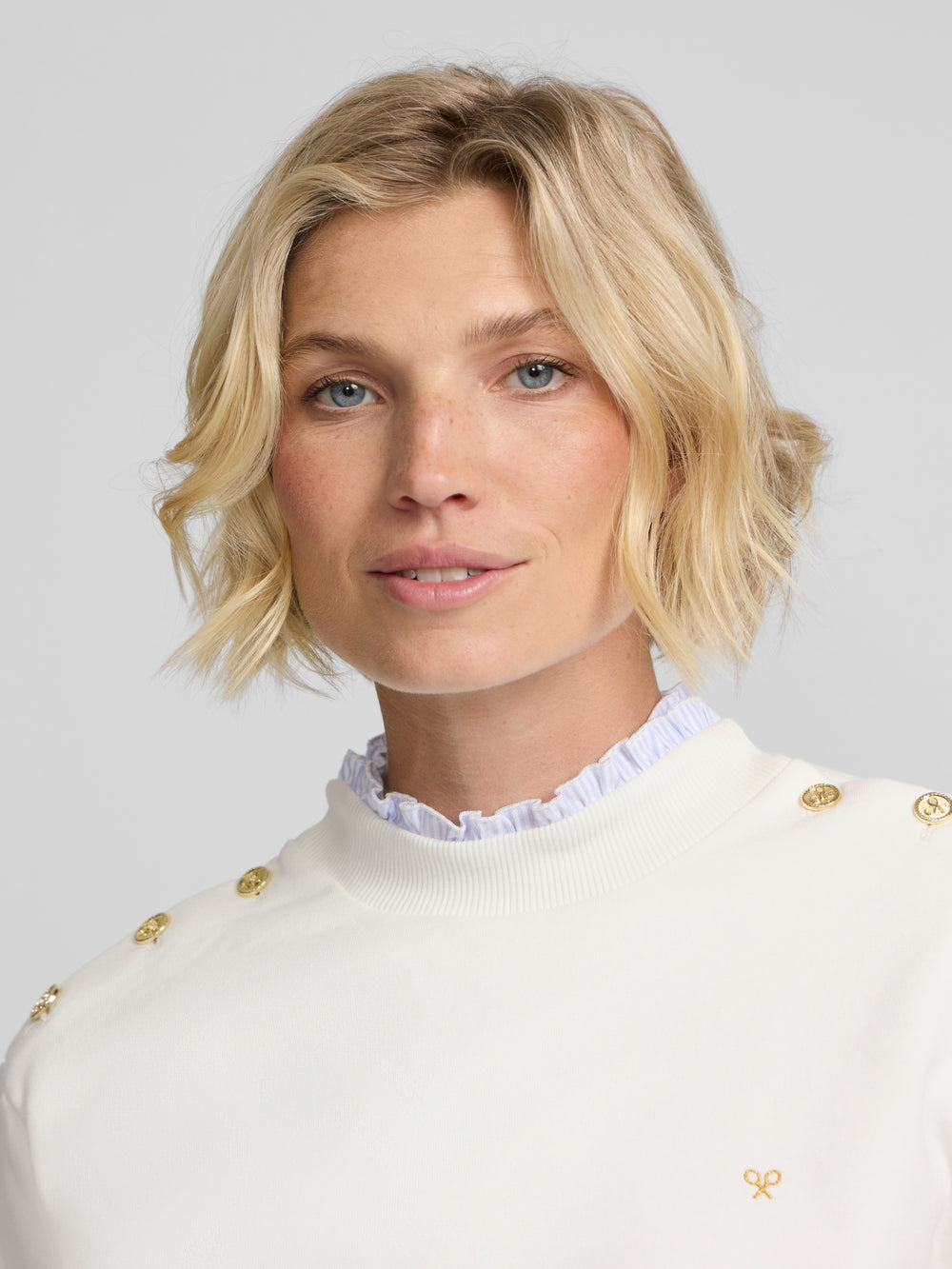 Women's sweatshirt with ruffled collar and buttons in off-white