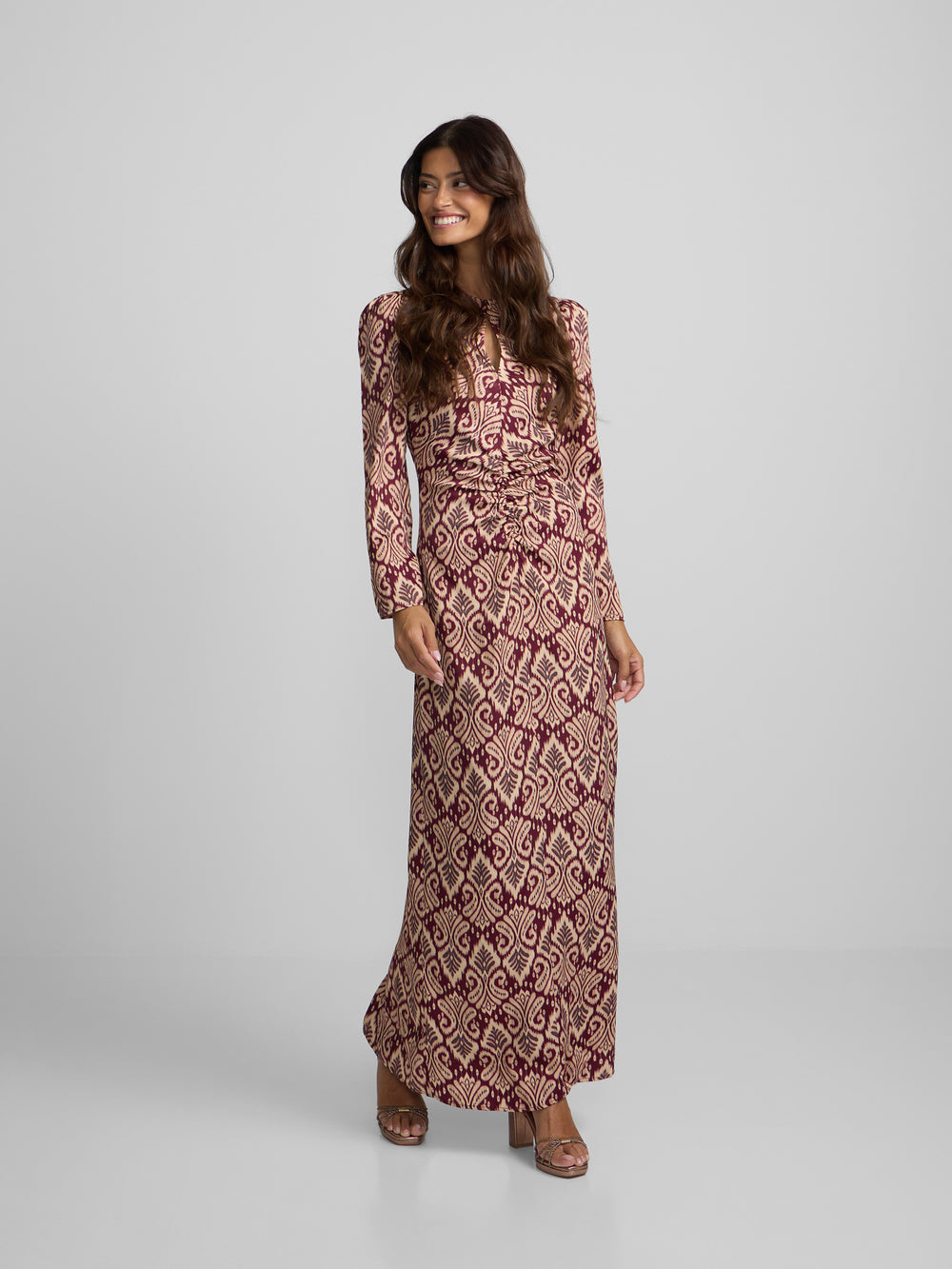 Robe longue drapée imprimé ikat bordeaux
