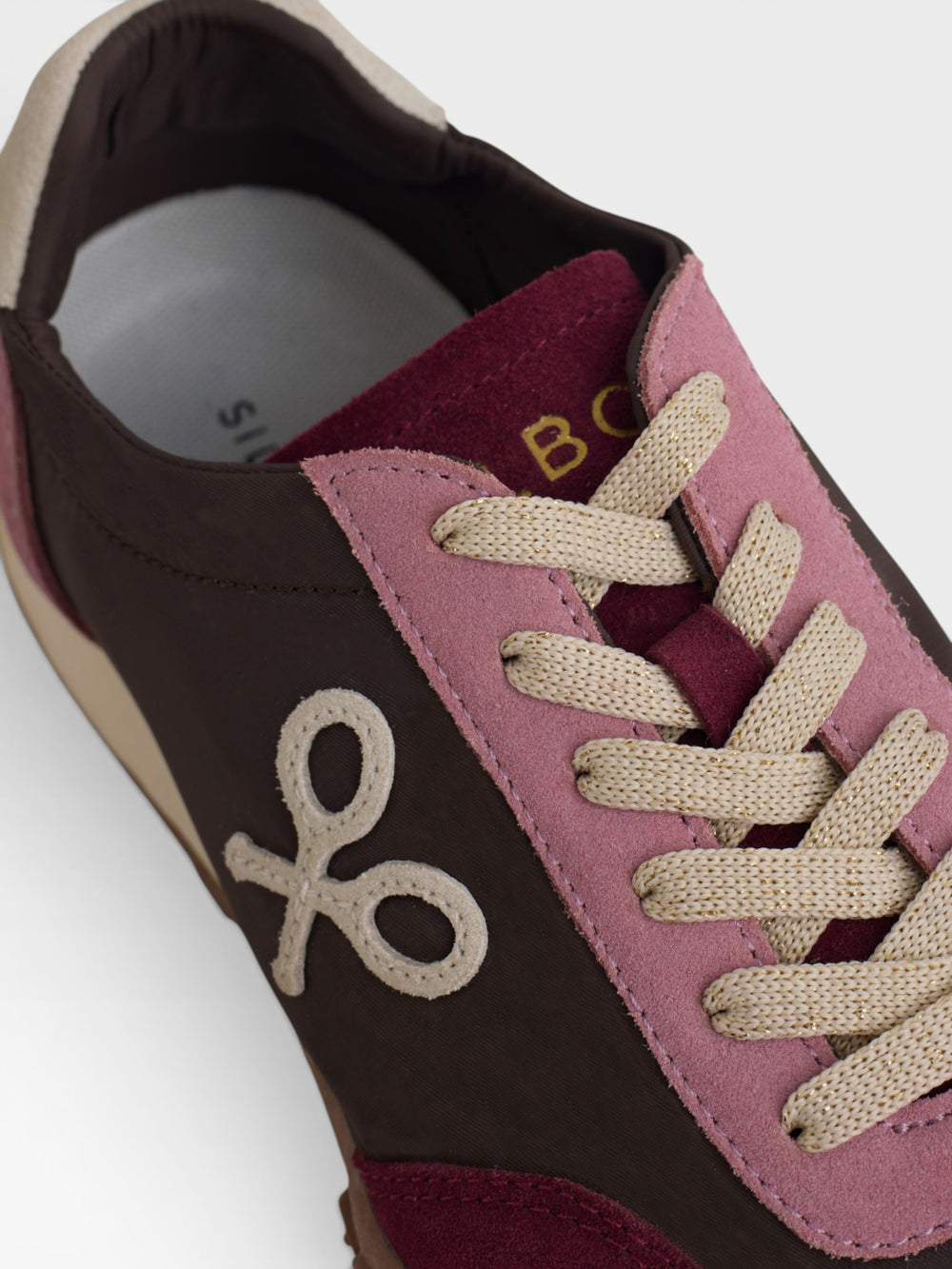 Zapatilla tricolor raquetas marron y granate
