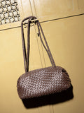 Sac à bandoulière allongé en cuir tressé marron