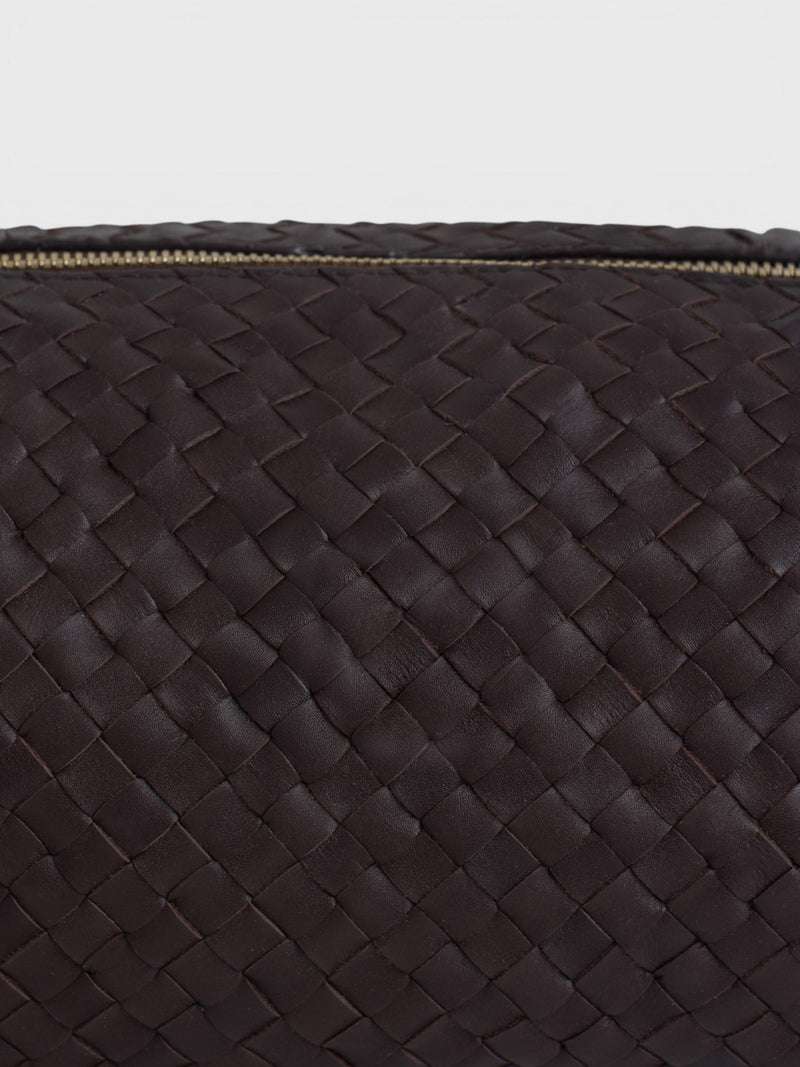 Sac à bandoulière allongé en cuir tressé marron