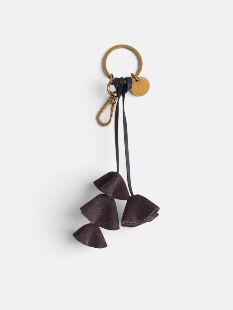 Chaveiro de pele com flores castanhas