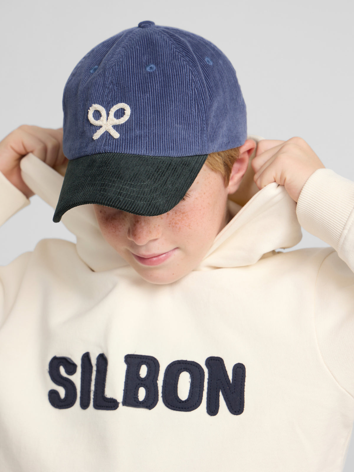 Sweatshirt kids com capuz e patch de contraste creme