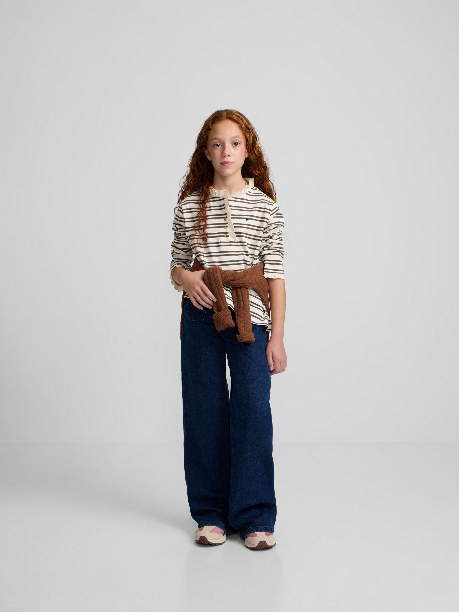 Girl's t-shirt with ruffled collar, camel and ecru stripes