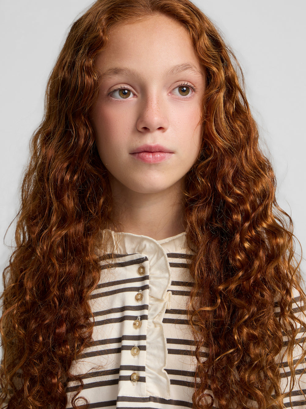Girl's t-shirt with ruffled collar, camel and ecru stripes