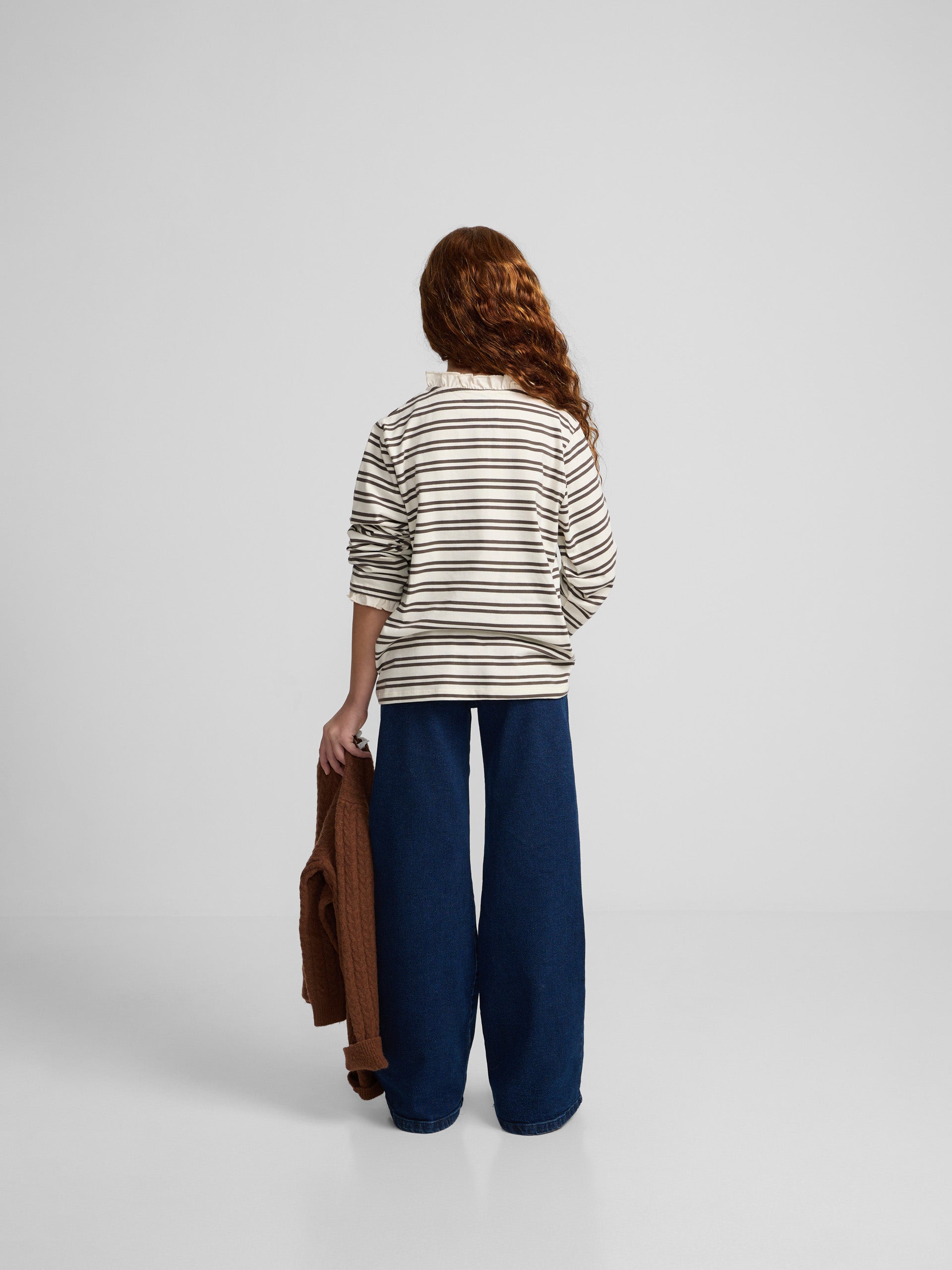 Girl's t-shirt with ruffled collar, camel and ecru stripes