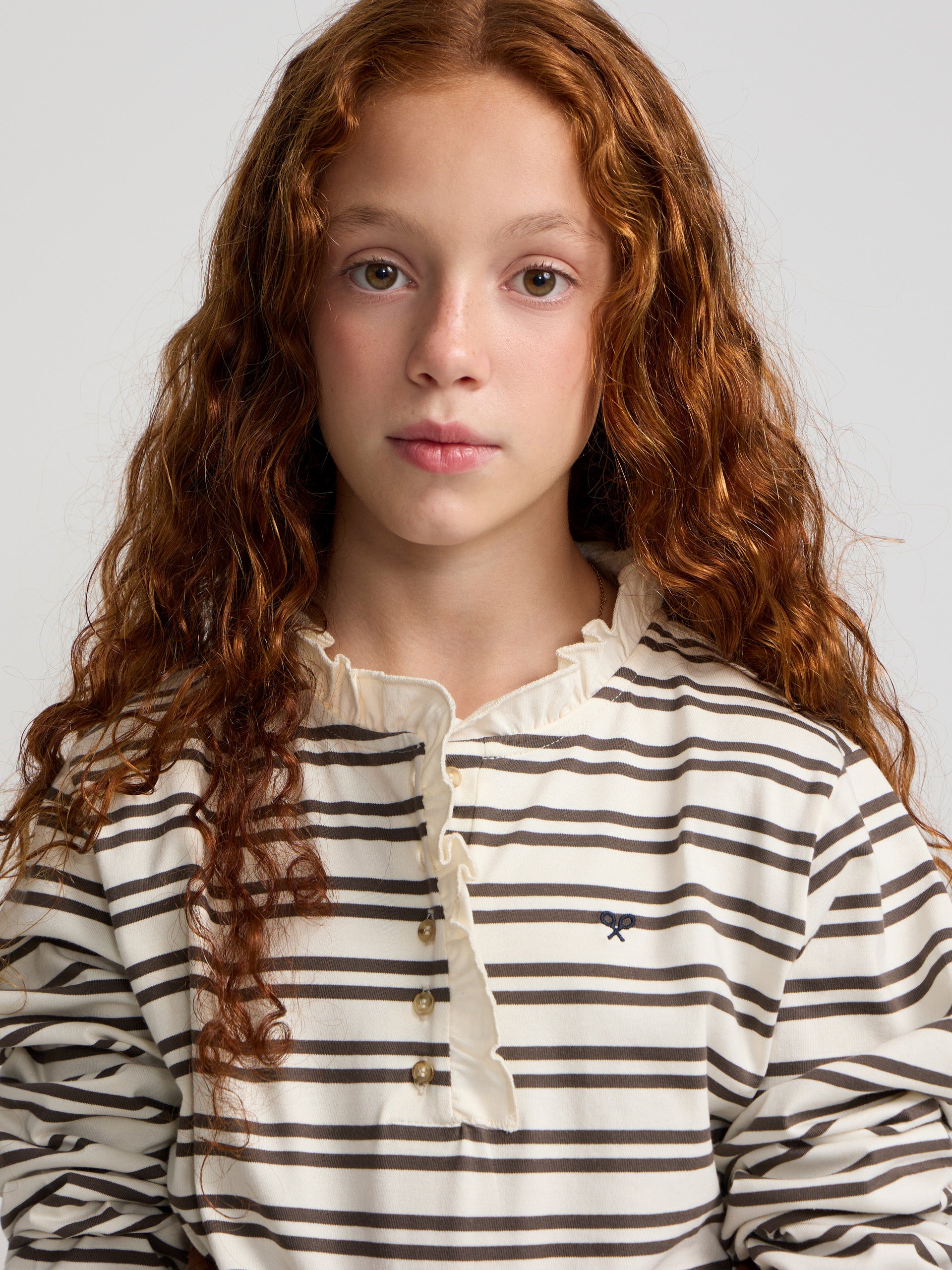 Girl's t-shirt with ruffled collar, camel and ecru stripes
