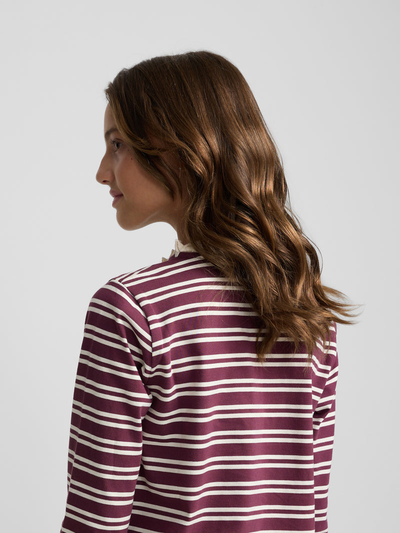 Camiseta girl cuello volante rayas granate y crudo