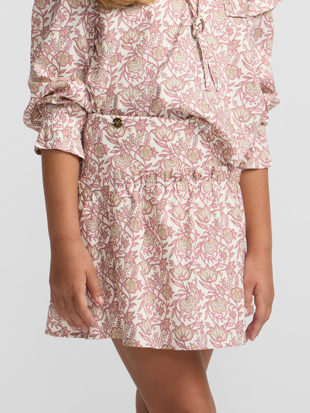 Saia de menina estampada com flores rosa e branco