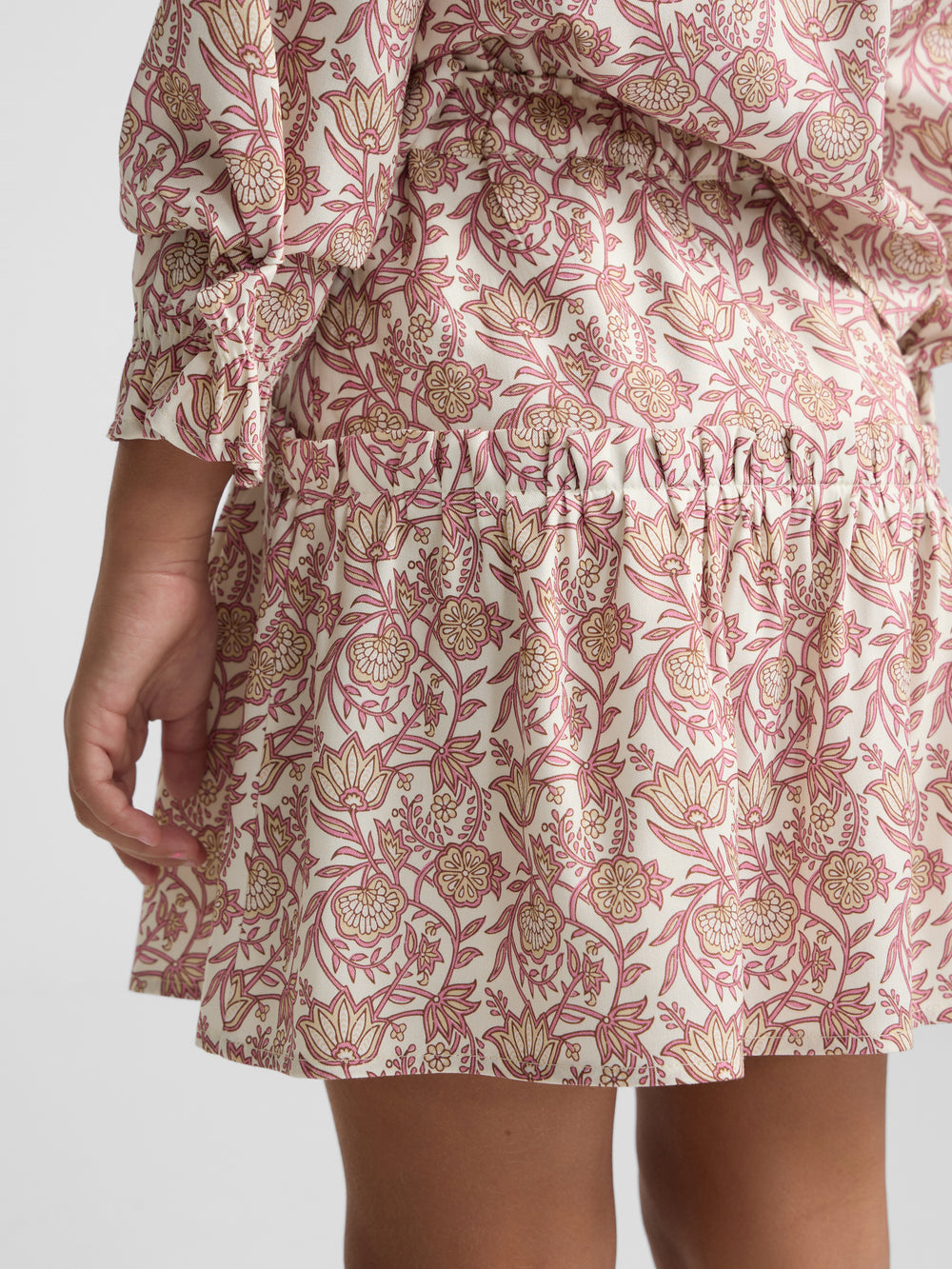 Saia de menina estampada com flores rosa e branco