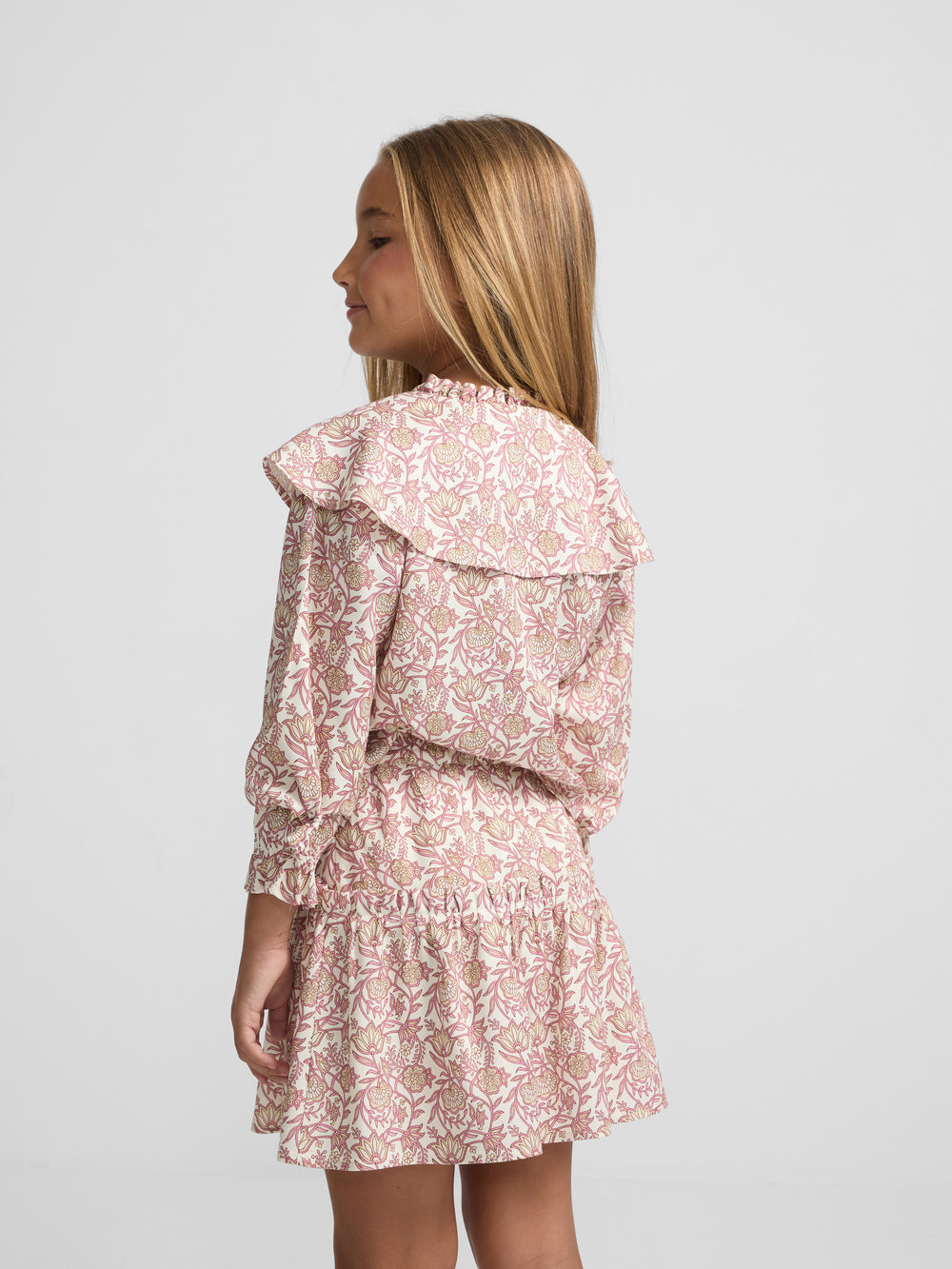Saia de menina estampada com flores rosa e branco