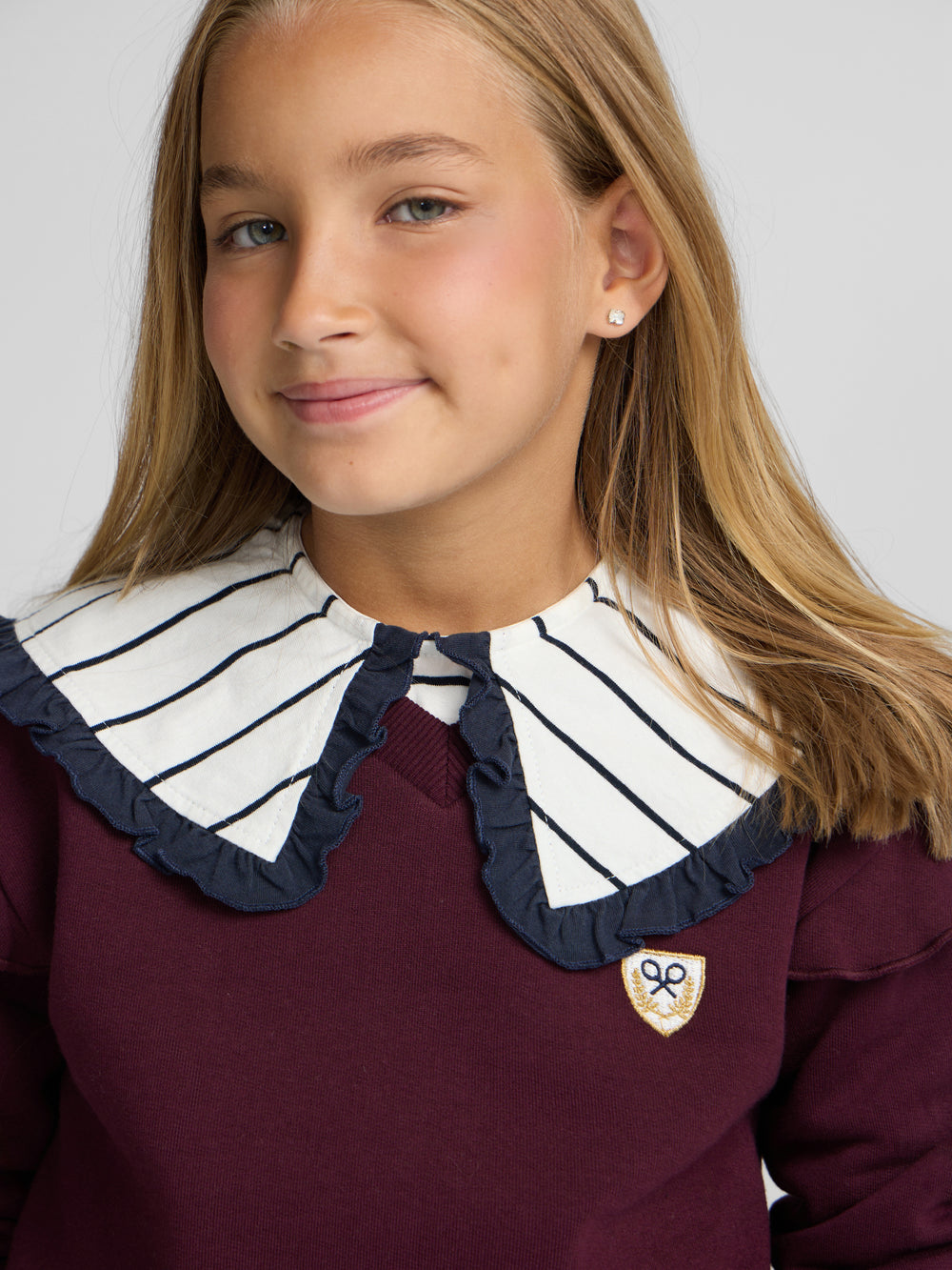 Sudadera girl escudo bajo camisero granate