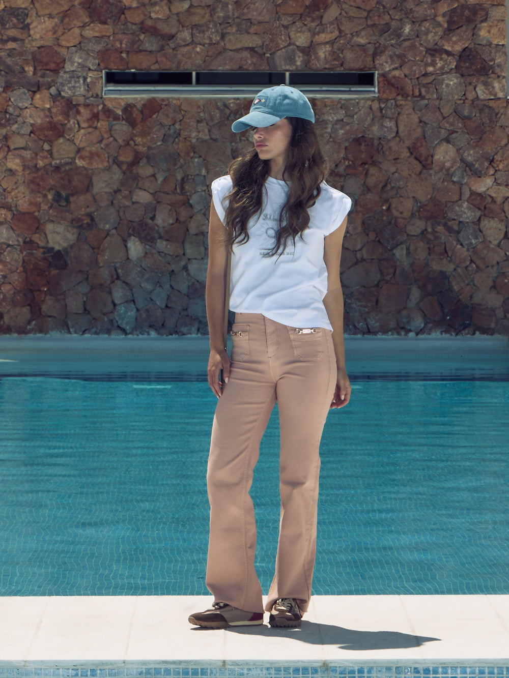 Pantalon en denim à boucles corail