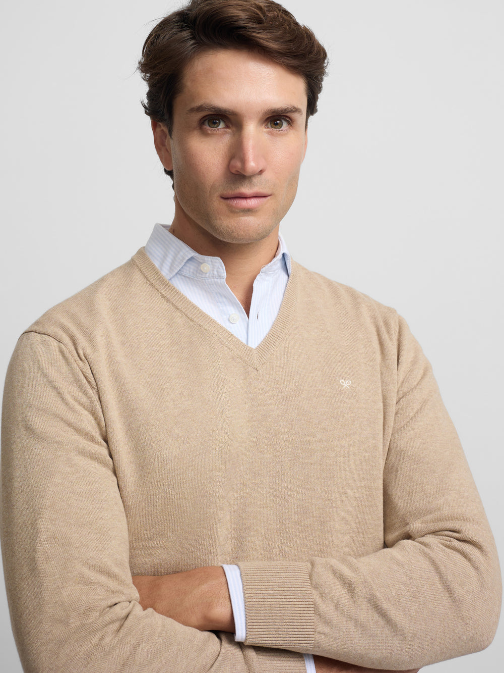 Jersey liso cuello pico marron claro