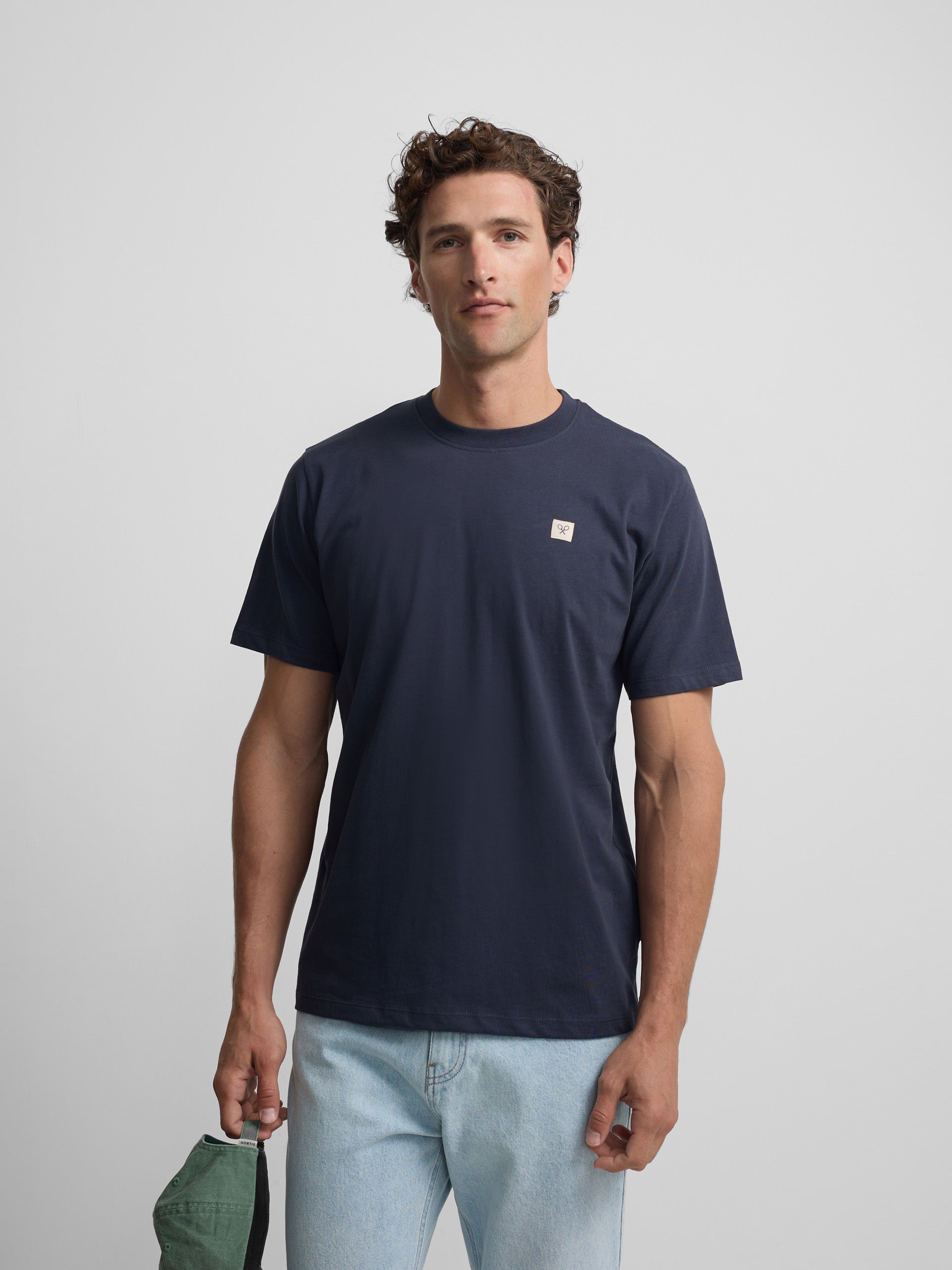 Plain t-shirt with navy blue mini logo patch
