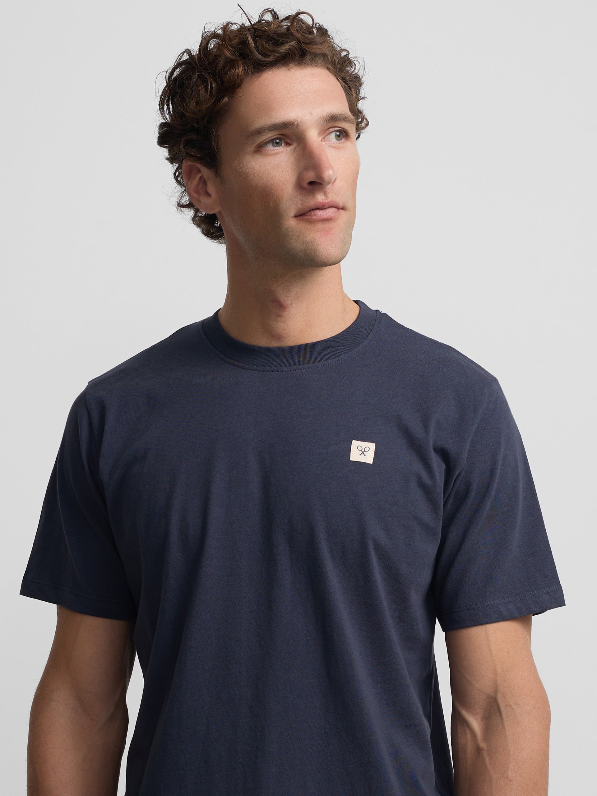 Plain t-shirt with navy blue mini logo patch