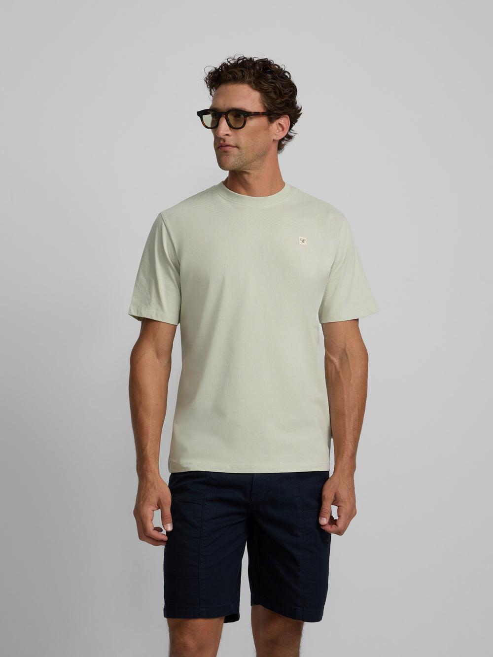 Plain T-shirt with light green mini logo patch