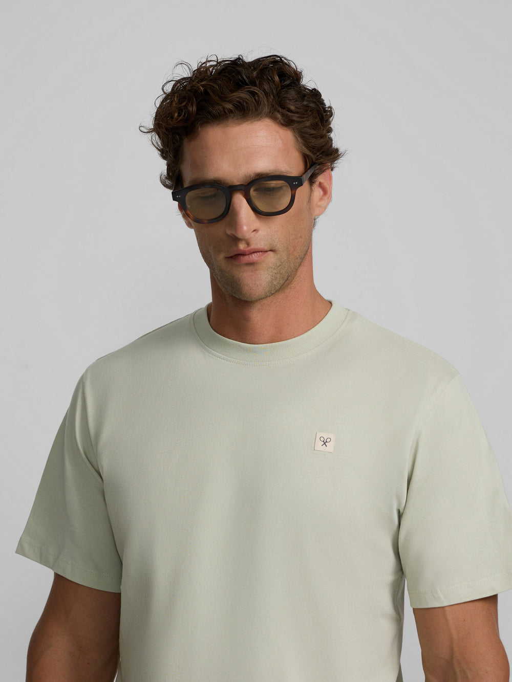 Plain T-shirt with light green mini logo patch