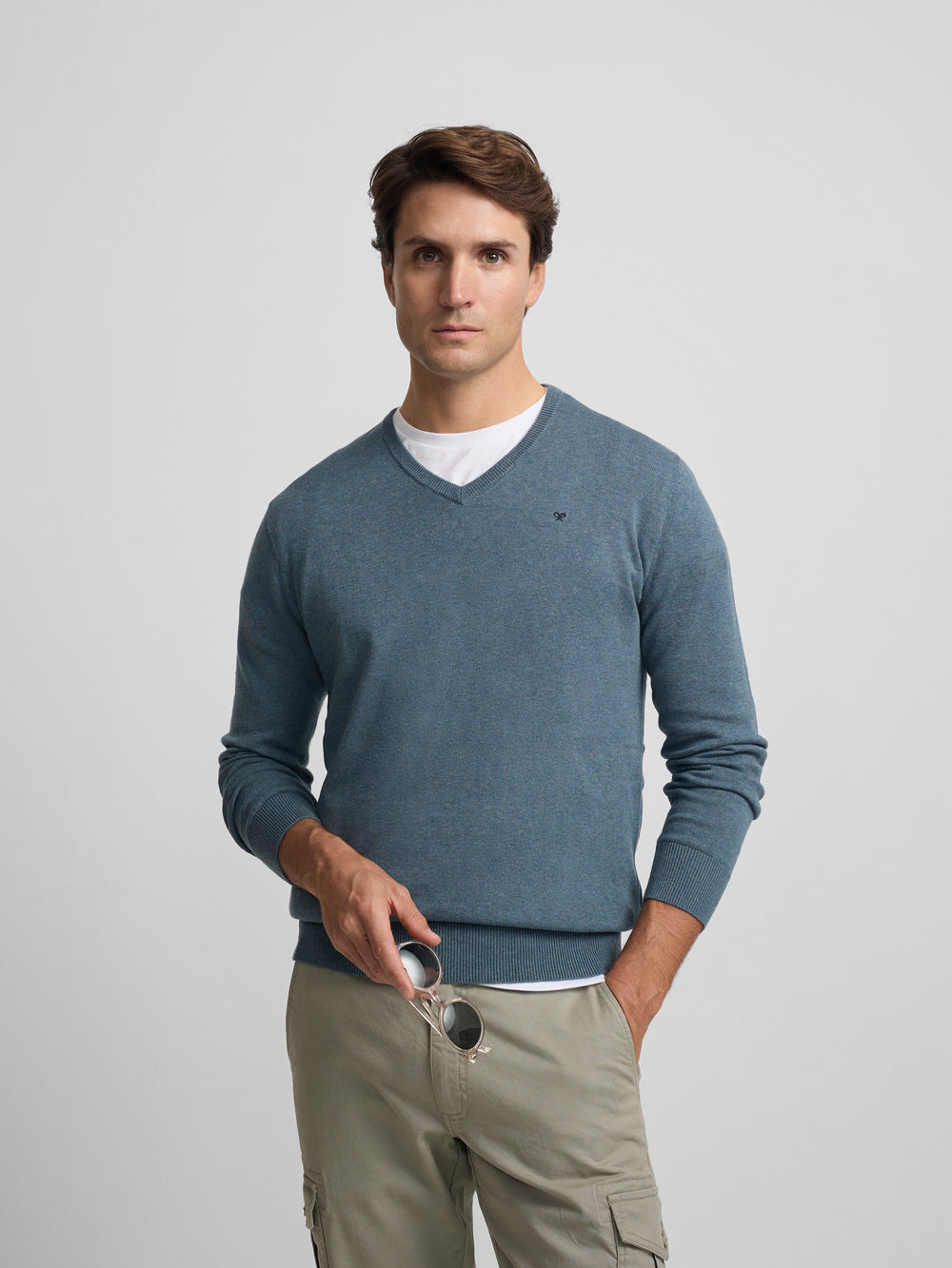 Jersey liso cuello pico azul claro