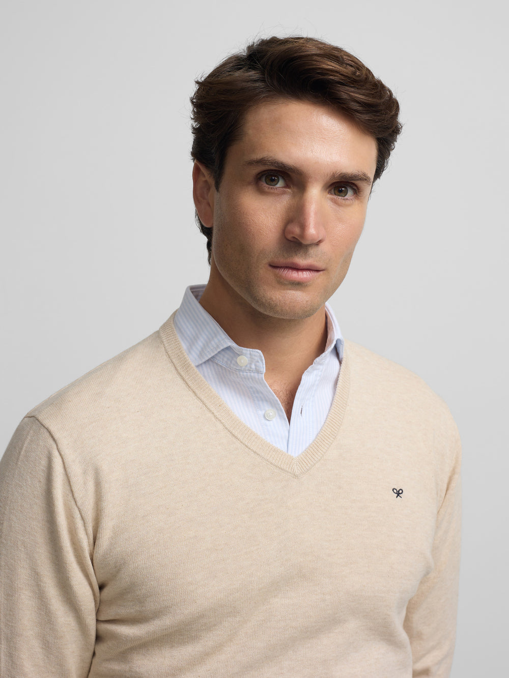 Jersey liso cuello pico crema