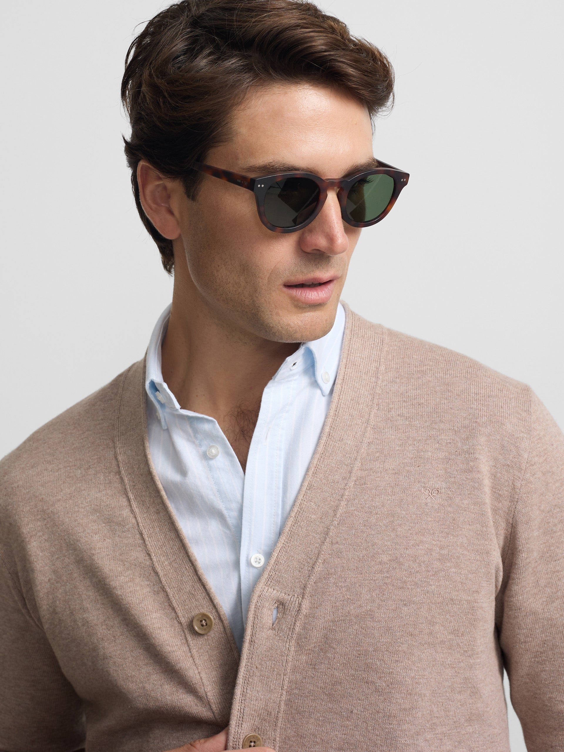 Cardigan bege médio com botões