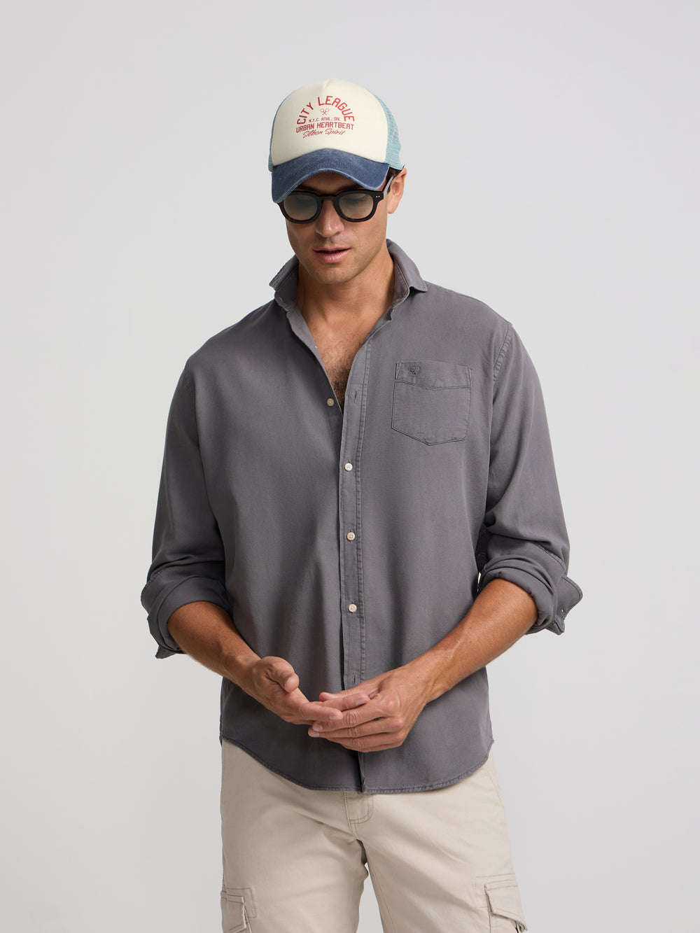 Camisa sport bolso desgastado cinzenta