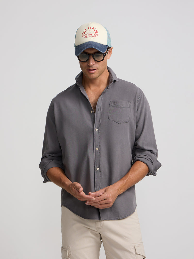 Chemise sport grise à poche usée