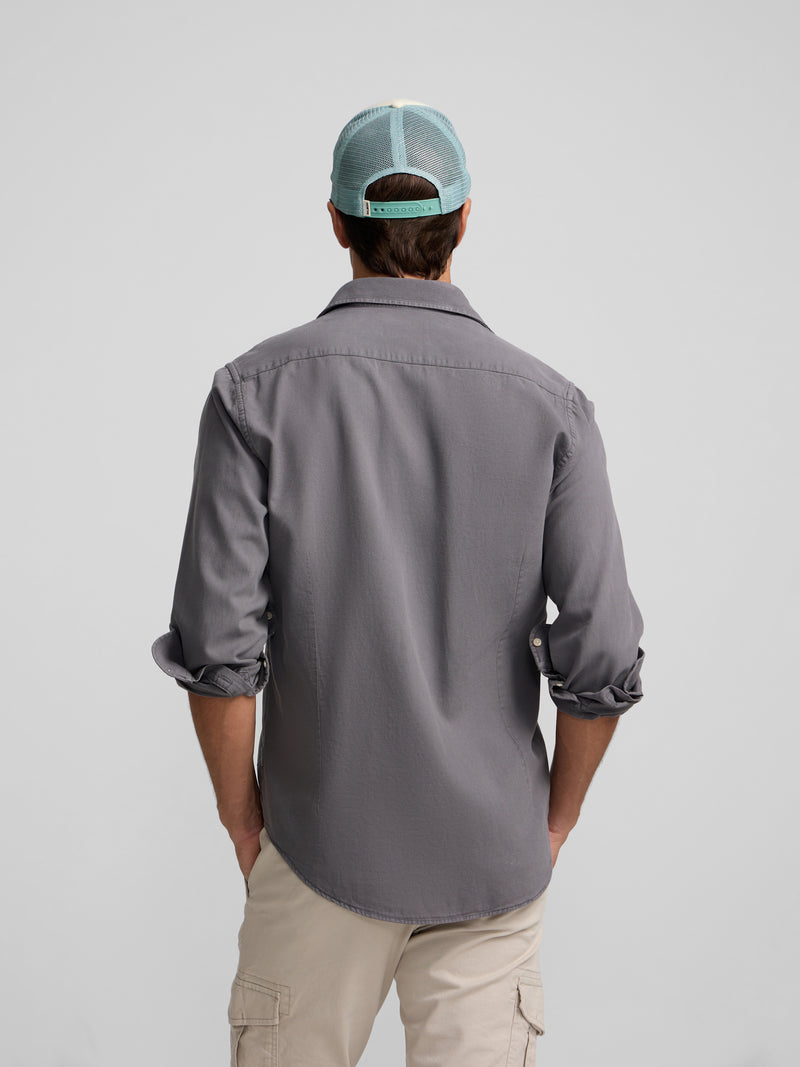 Chemise sport grise à poche usée