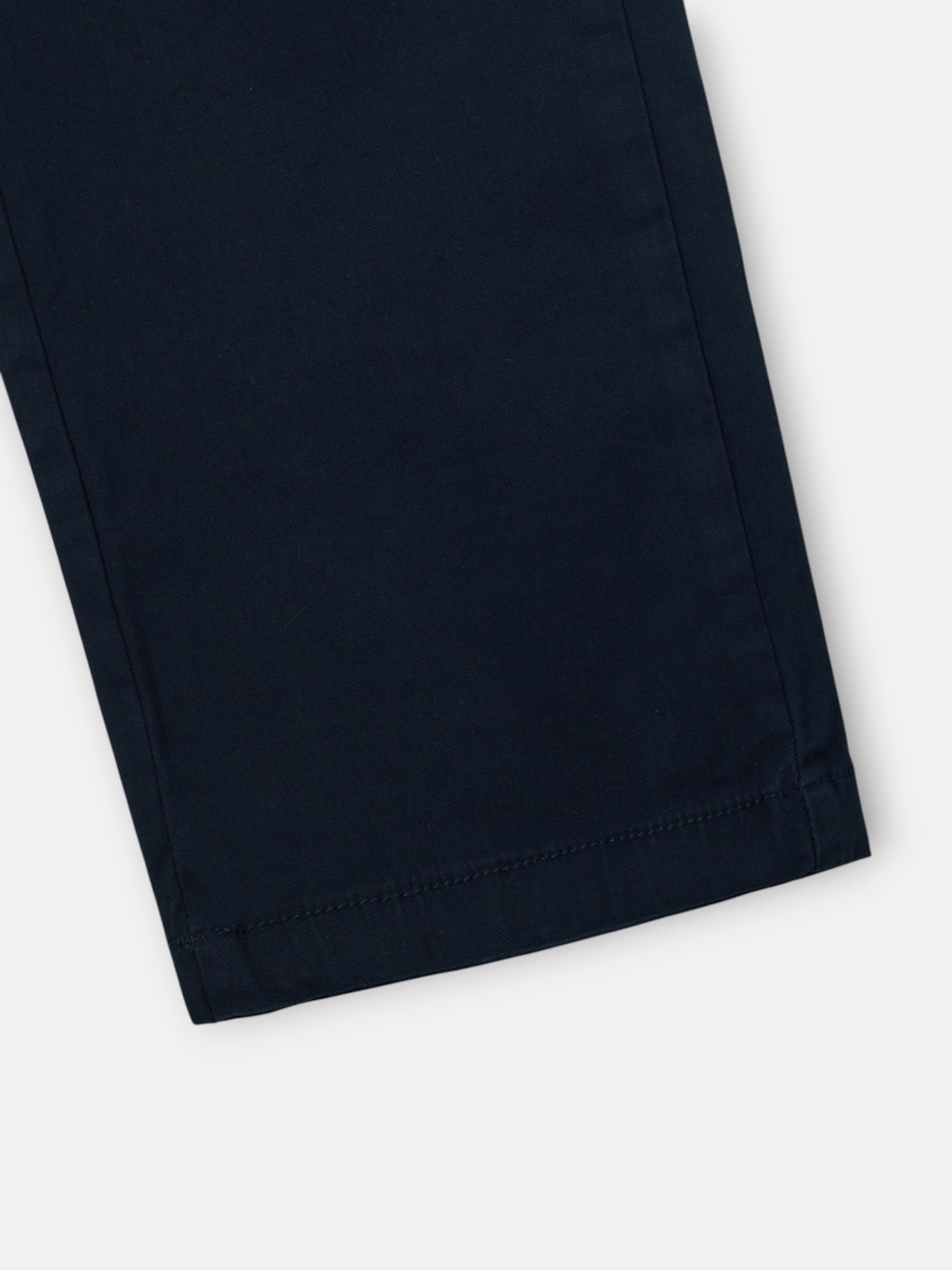 Calças chino desportivas com pregas azul marinho