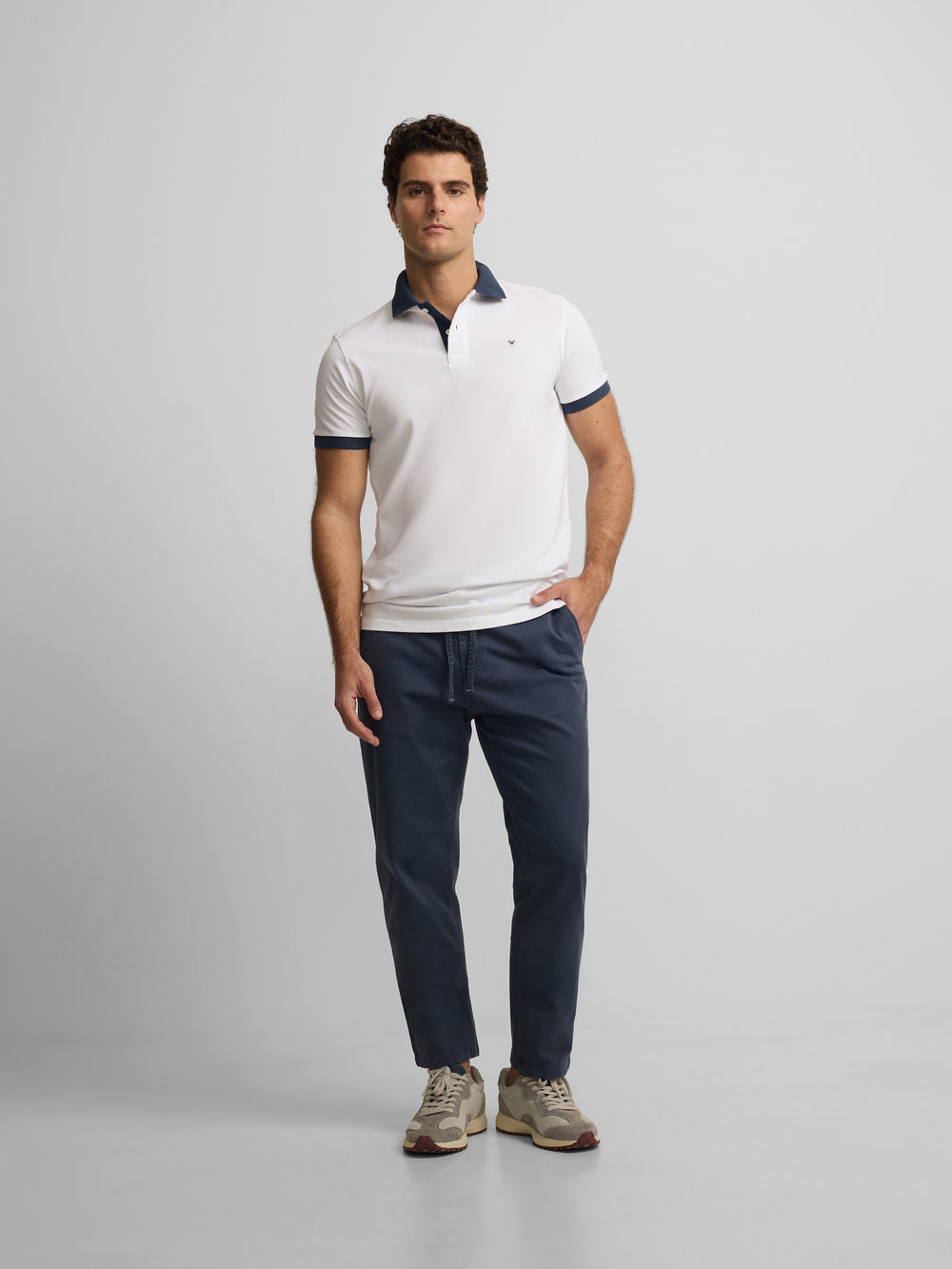 Polo manga corta ribete azul marino blanco