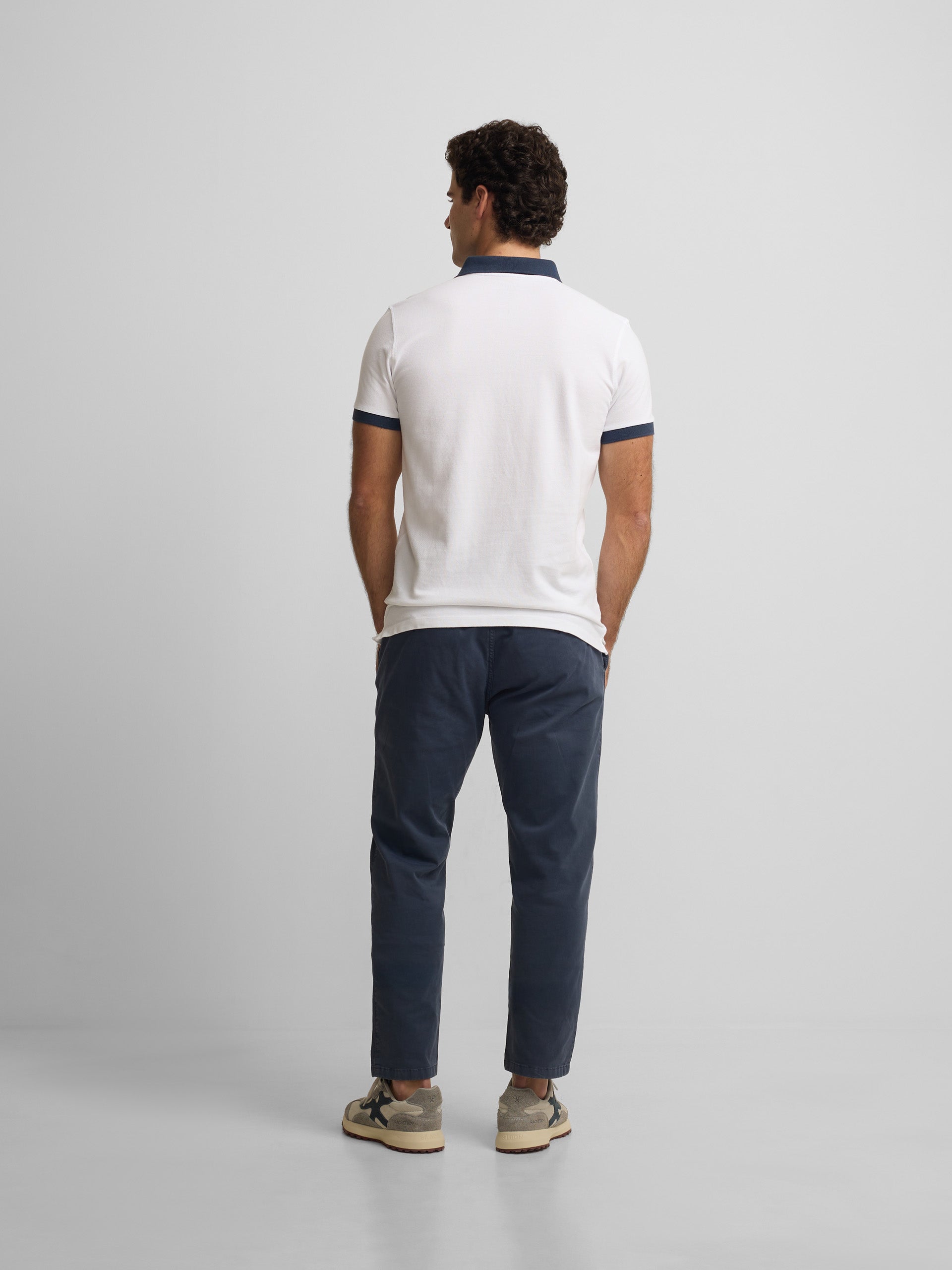 Polo à manches courtes avec liseré bleu marine et blanc