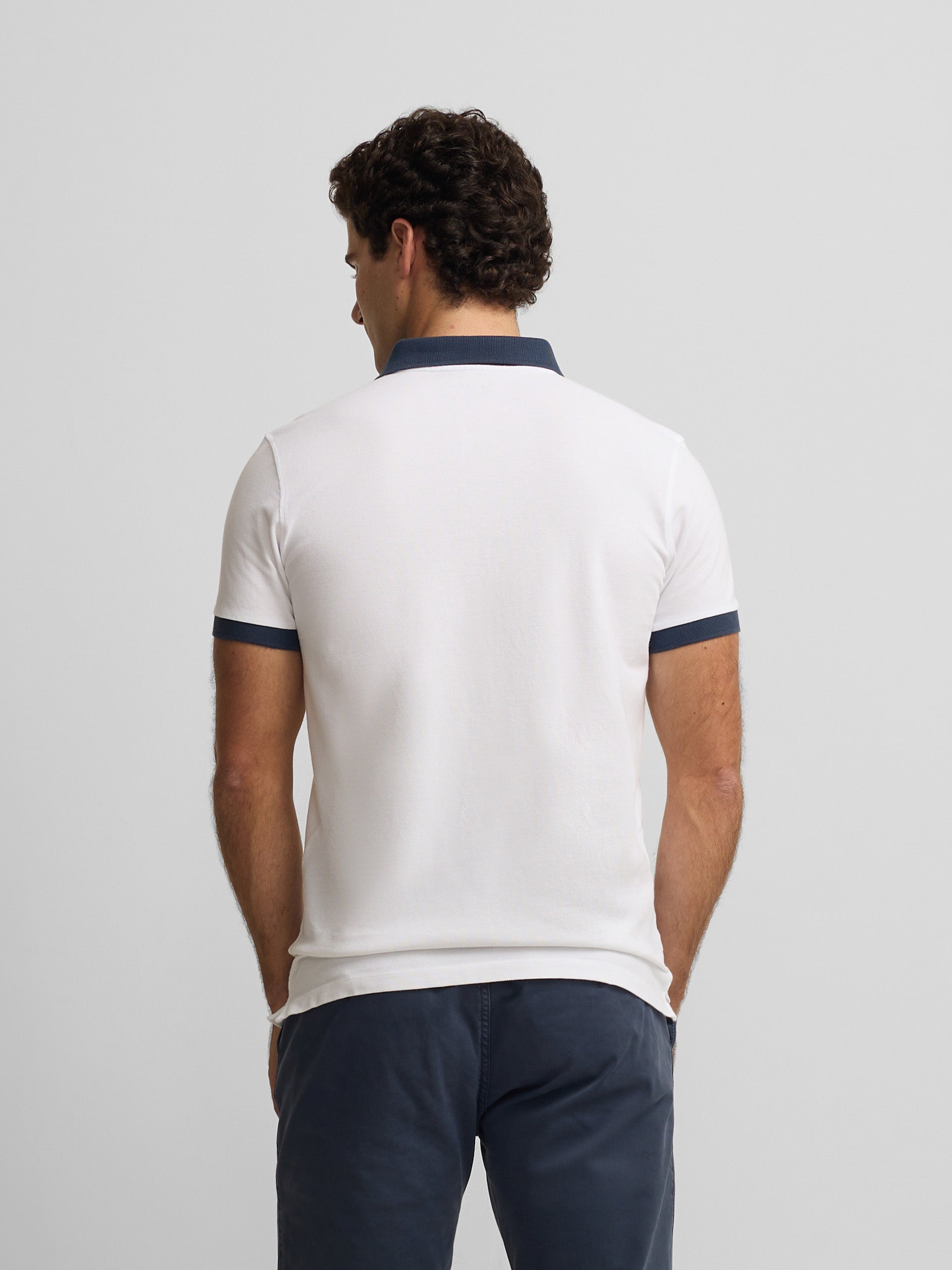 Polo à manches courtes avec liseré bleu marine et blanc