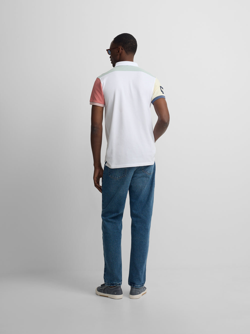 Polo manga corta ribete multicolor blanco
